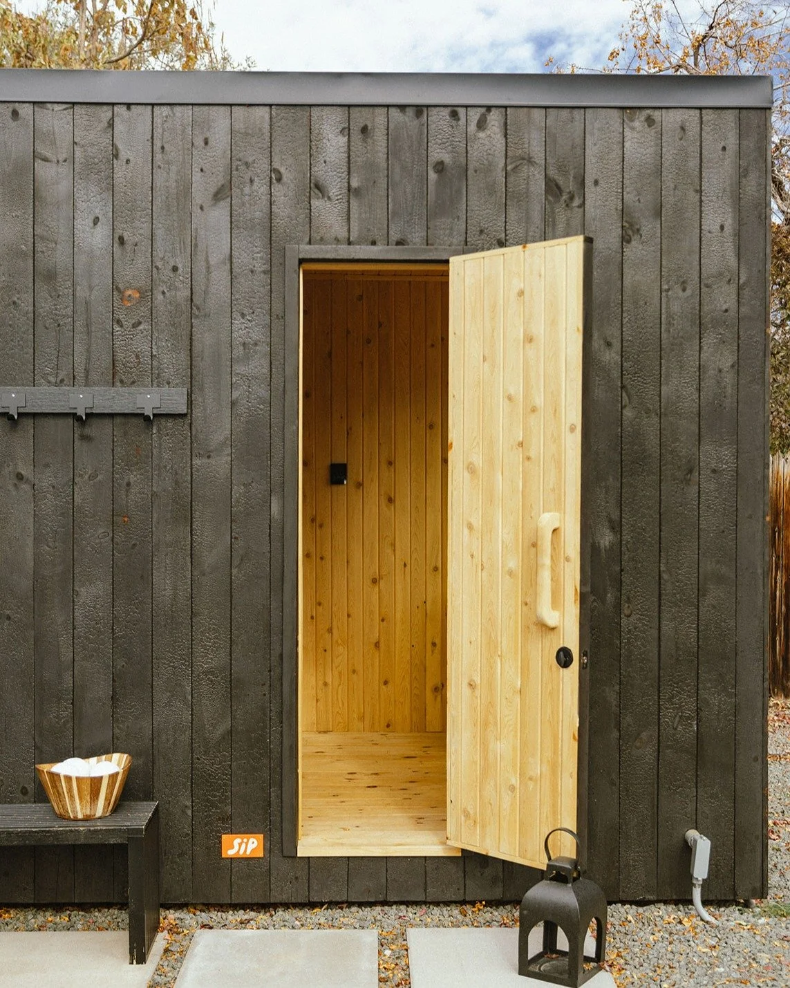 I had the opportunity to capture @be_munhana's Clarity Day Retreat, hosted at Alycia's (of @youaretheway_) home in Denver. She offers somatic breathwork, Aufguss sauna sessions, and guided ice baths. She's built a true sanctuary 🧘&zwj;♀️

#aufguss #
