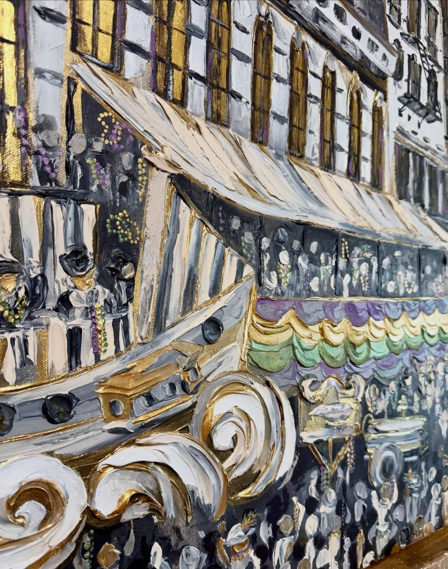 Parade energy: beads. balconies. &amp; GOLD. 💜💚💛
Are you parading this weekend?! Which ones are you hitting 🎭🥳