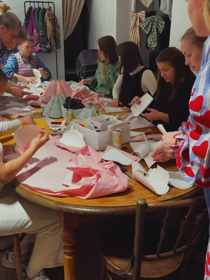 I g&aring;r fylte vi atelieret med lys, latter og lampeskjermer✨

Sammen med Ida fra @vesle.lampe hadde vi en kveld fylt med tekstiler, h&aring;ndverk og skikkelig god stemning.

Det er noe helt eget n&aring;r rommet fylles av skaperglede og folk som