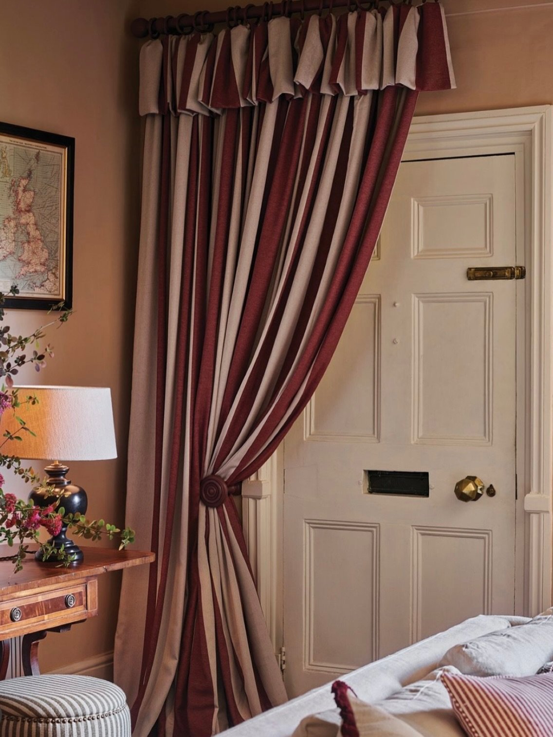 I romjulen trekker vi mot det lune og trygge.
Tekstiler rammer inn rommet, demper lyset og gir hjemmet sjel.
R&oslash;dt forbindes gjerne med jul, men gir ogs&aring; varme og dybde resten av &aring;ret.
#gardiner #tekstilerihjemmet

Gardiner er ikke 