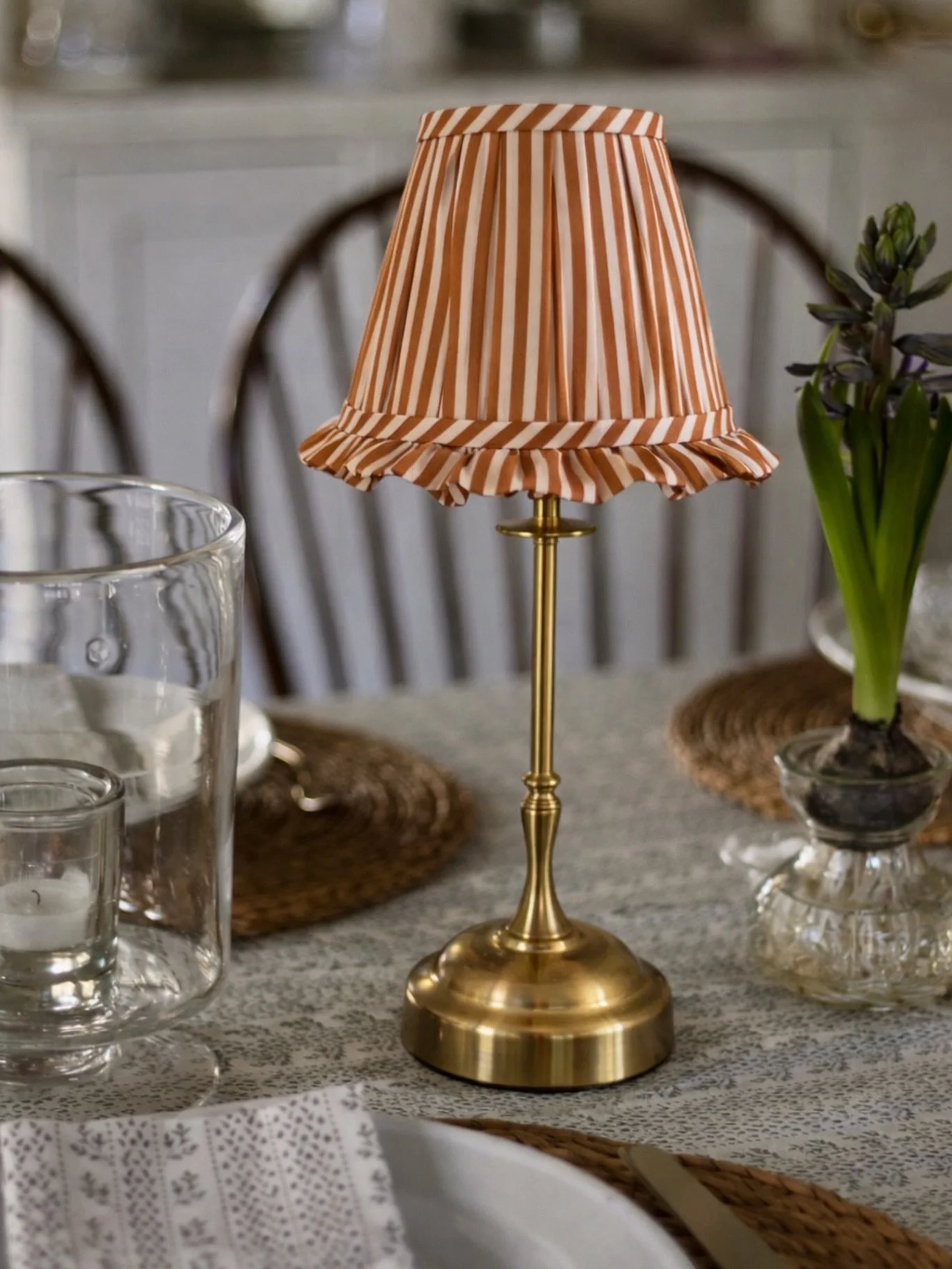 Grace bordlampe med ruststripet lampeskjerm gir varme, personlighet og en lun stemning til ethvert hjem.

Perfekt p&aring; et sidebord, i vinduskarmen eller som stemningslys ved spiseplassen.