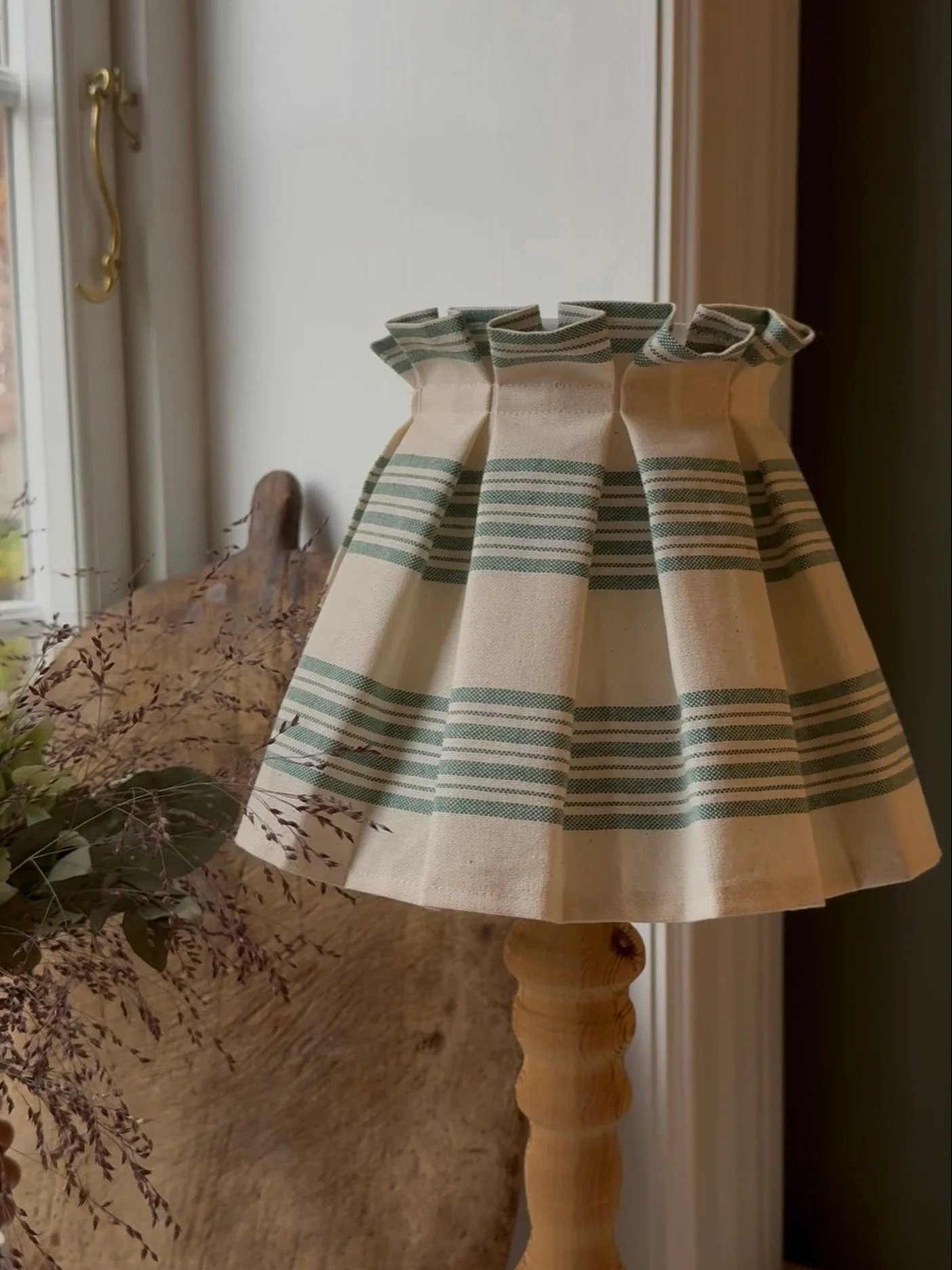 Ny lampeskjerm i atelieret!
Designet og sydd av oss her i studio &ndash; et produkt vi har hatt i tankene lenge.
Inspirasjonen er hentet fra gamle kj&oslash;kkenh&aring;ndkl&aelig;r, klassiske stripestoffer og den uj&aring;lete, tidl&oslash;se hverda