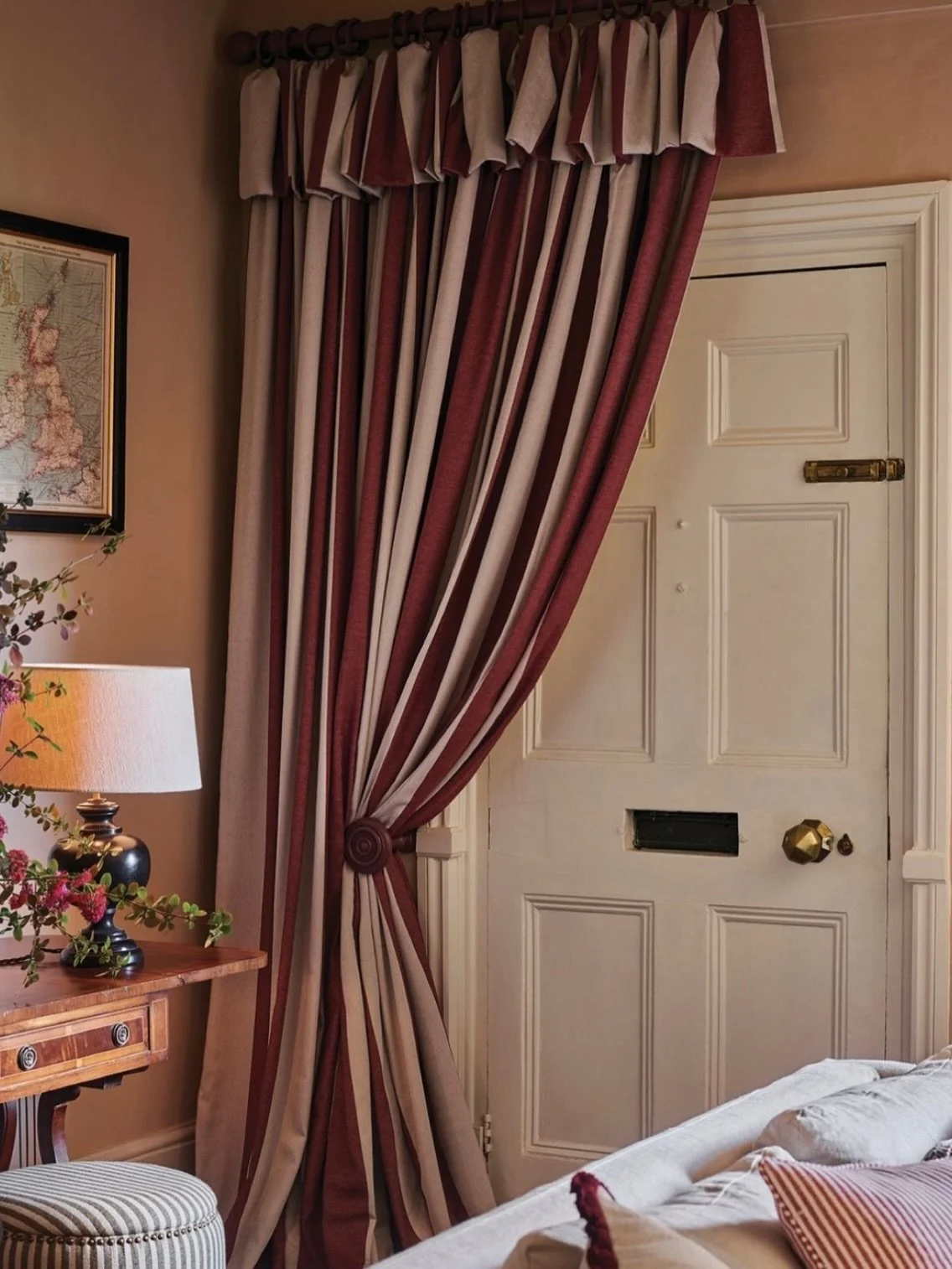 I romjulen trekker vi mot det lune og trygge.
Tekstiler rammer inn rommet, demper lyset og gir hjemmet sjel.
R&oslash;dt forbindes gjerne med jul, men gir ogs&aring; varme og dybde resten av &aring;ret.
#gardiner #tekstilerihjemmet

Gardiner er ikke 