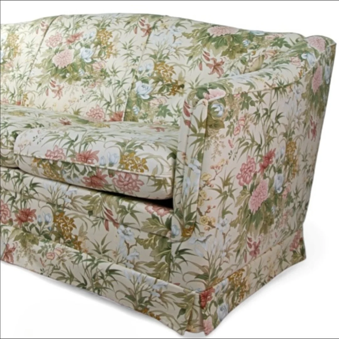 Dennne nydelige sofaen er p&aring; vei til oss✨
En s&aelig;rdeles vakker vintage&shy;sofa trukket i et tidl&oslash;st, botanisk m&oslash;nster. Sofaen har flott fasong, god sittekomfort og er i sv&aelig;rt god stand for alderen.
Et sjeldent funn &nda