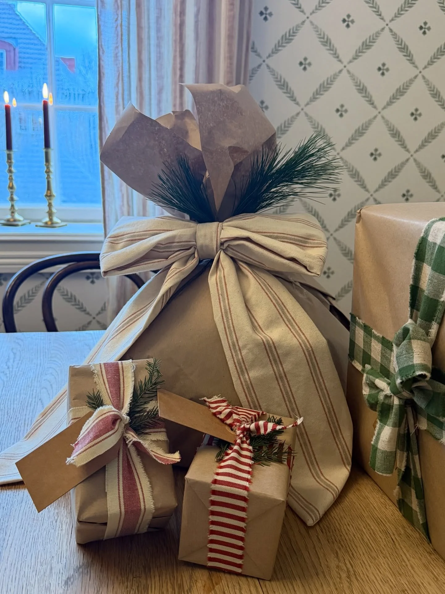 Kvelden f&oslash;r kvelden.
Gavene er pakket.

God jul fra oss i Atelier T 🤍
Mer kommer i det nye &aring;ret.

#godjul
#atelierT
#interi&oslash;r
#interi&oslash;rinspirasjon
#christmaswrapping