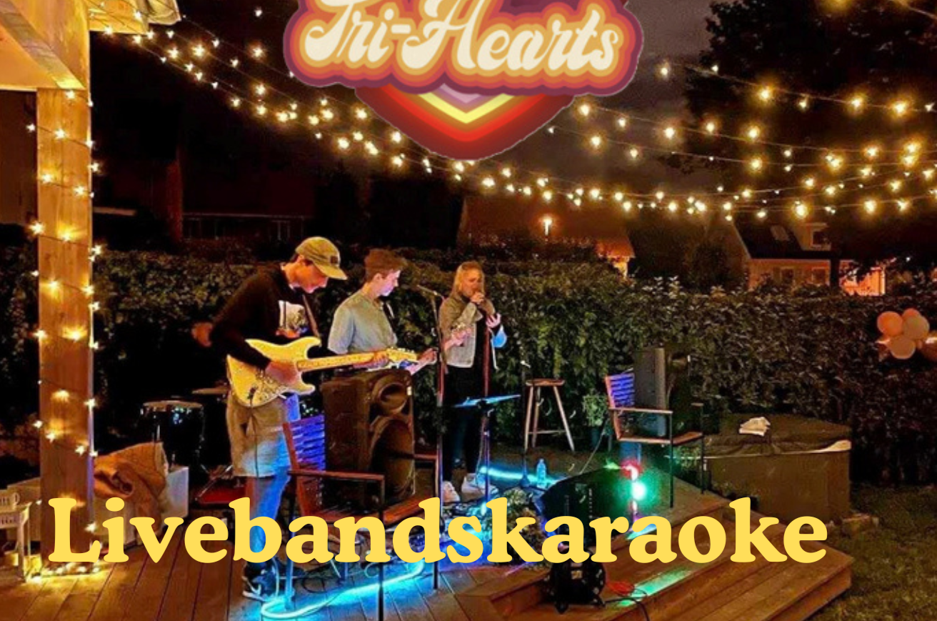 Tre personer som uppträder på en scen utomhus med ljusslingor, en med gitarr och en person som sjunger, under en kväll. Texten 'Tri-Hearts' och 'Livbandskaroake' visas på bilden.