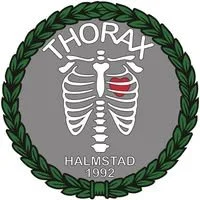 En emblem för Thorax i Halmstad, 1992, med ett grönt lager av lager runt en grå bakgrund, där det står 'THORAX' ovanför och 'HALMSTAD 1992' längst ner, samt en illustration av ett mänskligt bröst med en medicinsk praxisstil.