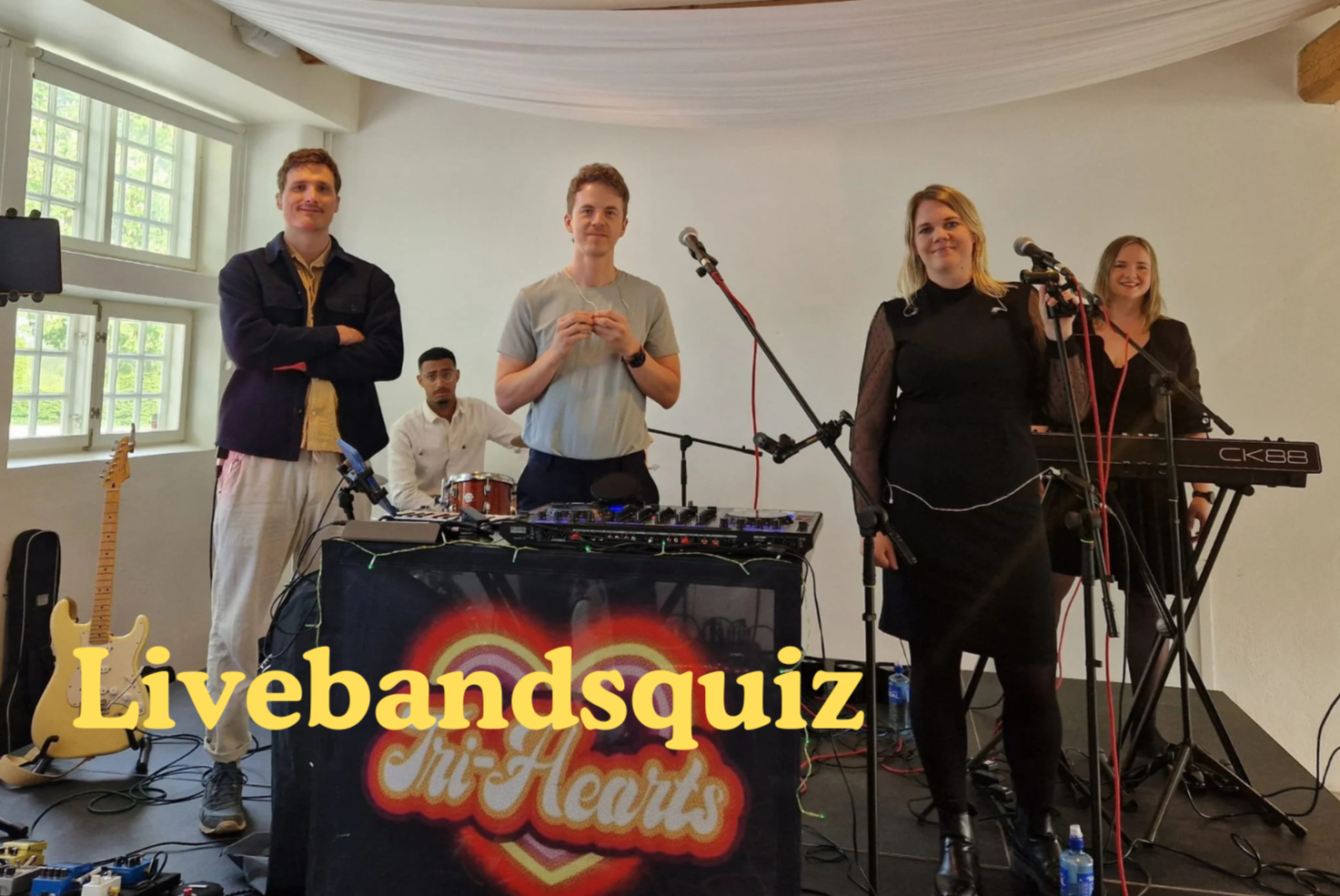 En grupp musiker på scen, med tillhörande instrument, som förbereder sig för en liveuppträdande, med texten 'Livebandsquiz' över.