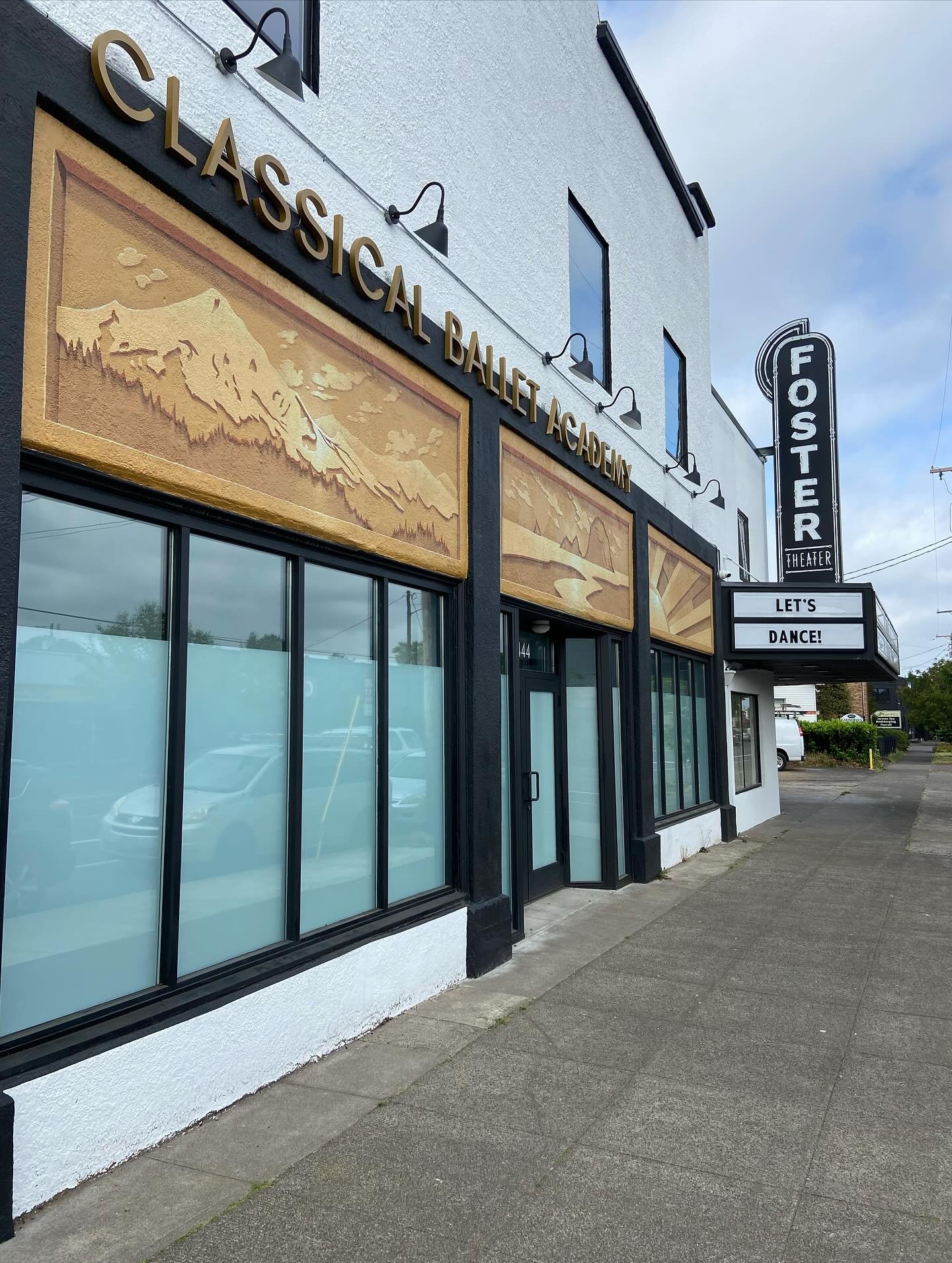 🤗🙏🏽What a treat to tour the Classical Ballet Academy building and Foster Theater being renovated next door. The @classicalballetacademypdx space has multiple studios and lovely facilities spread among two floors.🩰💃Check out their dance classes a
