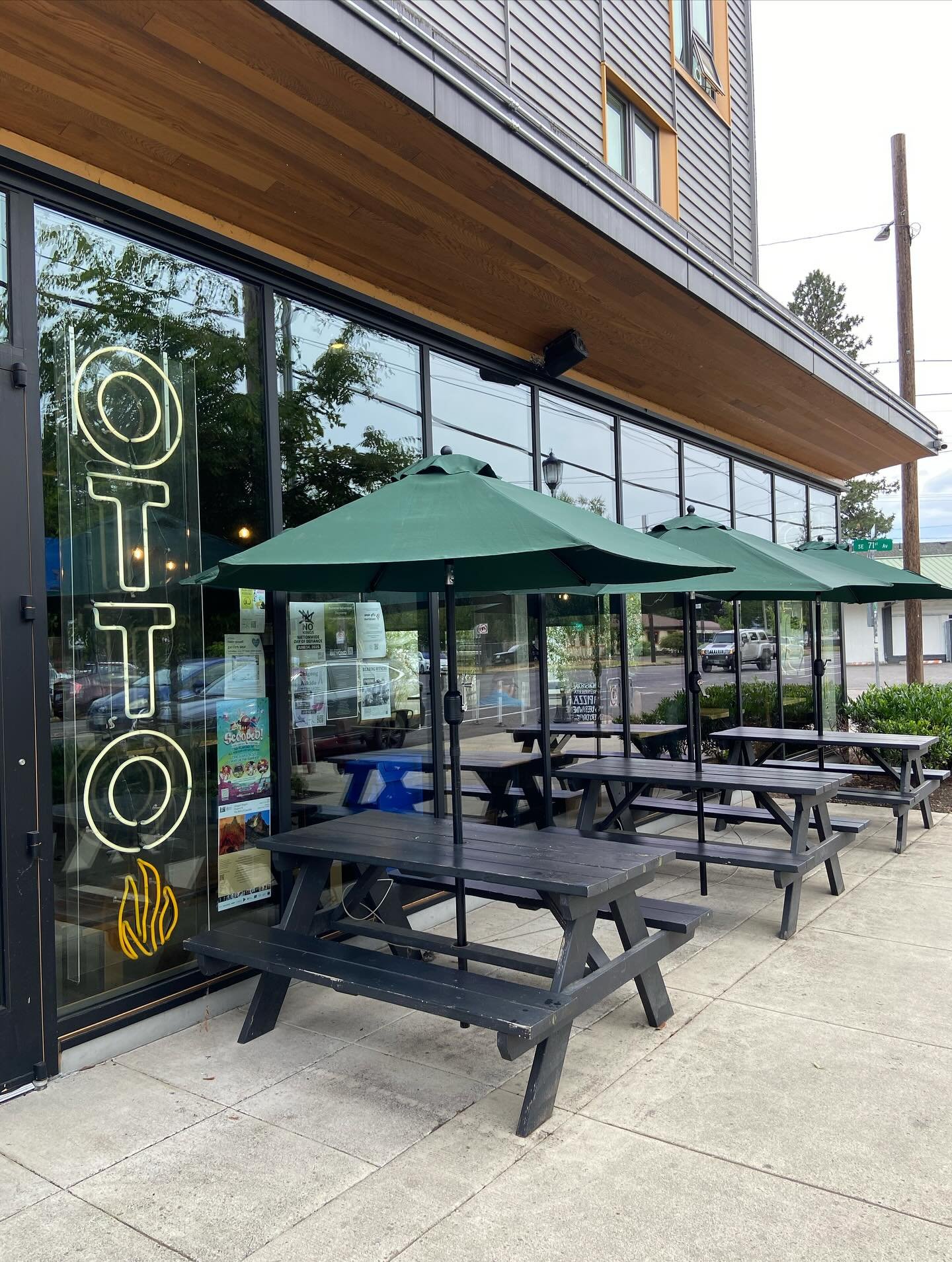 ✨The corner of 72nd &amp; SE Foster is something special. 

😎Where else in Portland can you find in one block: authentic Neopolitan pizza 🍕paired with good wines🍷(@pizzeria_otto); a seemingly endless selection of board games, role playing games, p