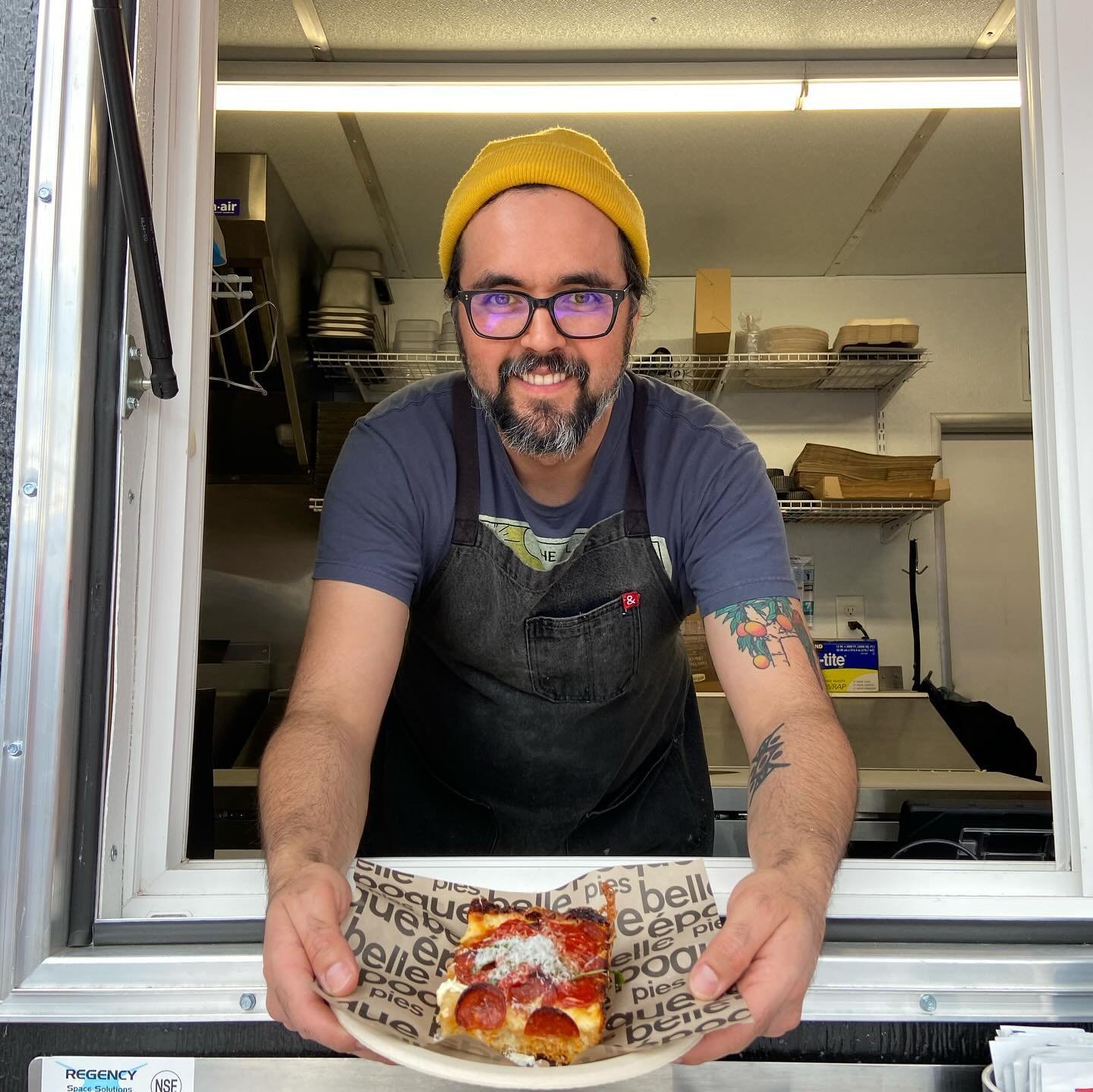Heading into the weekend on a high note!🤙🏾

It was great to see so many people, young and old, enjoying the @fosterfoodcarts this Friday evening.❤️Oh, and the food from @elsaltopdx and @belle.epoque.pies was outstanding.👌🏽

#sefoster #fosterroad 