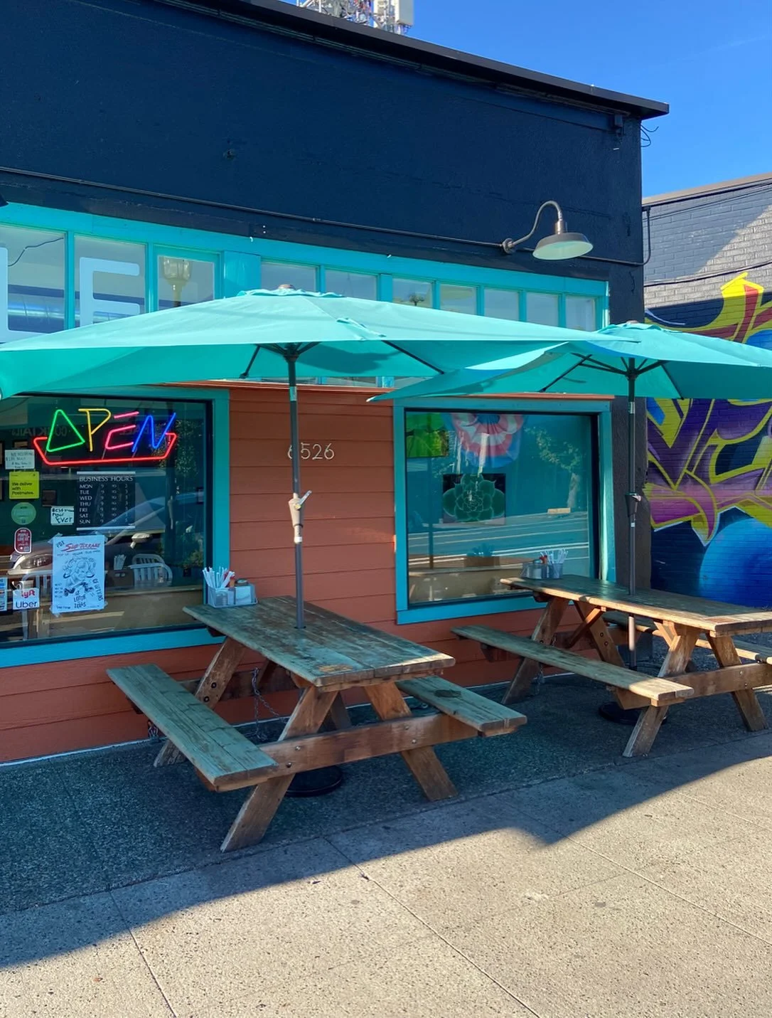 We don&rsquo;t know how many sunny brunches on the patio we have left this season, so get it while the gettin&rsquo;s good!☀️🧇🍽️ @offthegriddlepdx beckons with its vegetarian/vegan deliciousness and fun Foster vibes!🤙🏾

📍 6526 SE Foster

#pdxeat
