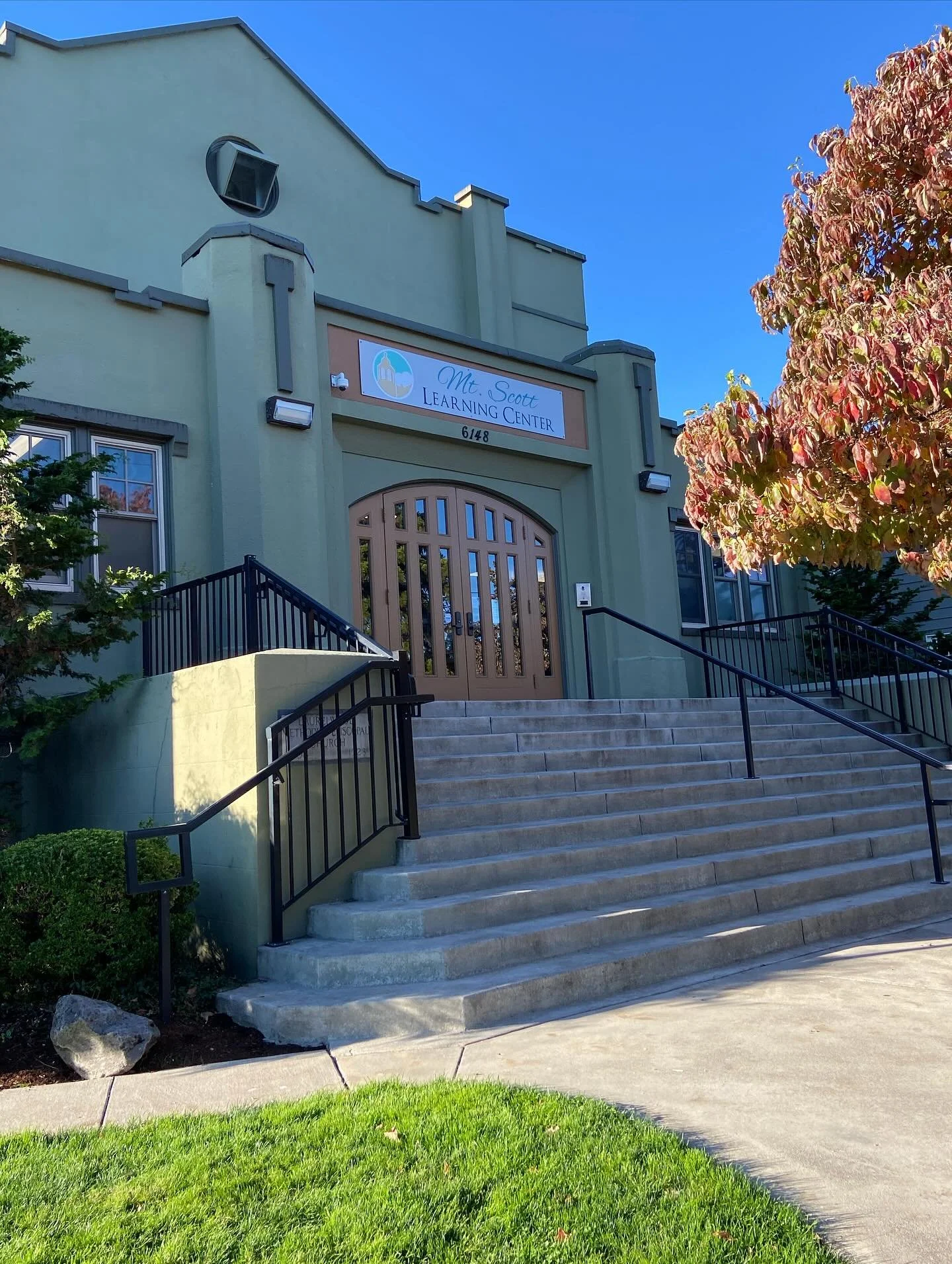 Mt. Scott Learning Center is a huge asset to our neighborhood!💪🏽This small but mighty, nonprofit high school offers an alternative path to graduation for students struggling to succeed in traditional classrooms.👩🏽&zwj;🎓❤️ Located just off of Fos