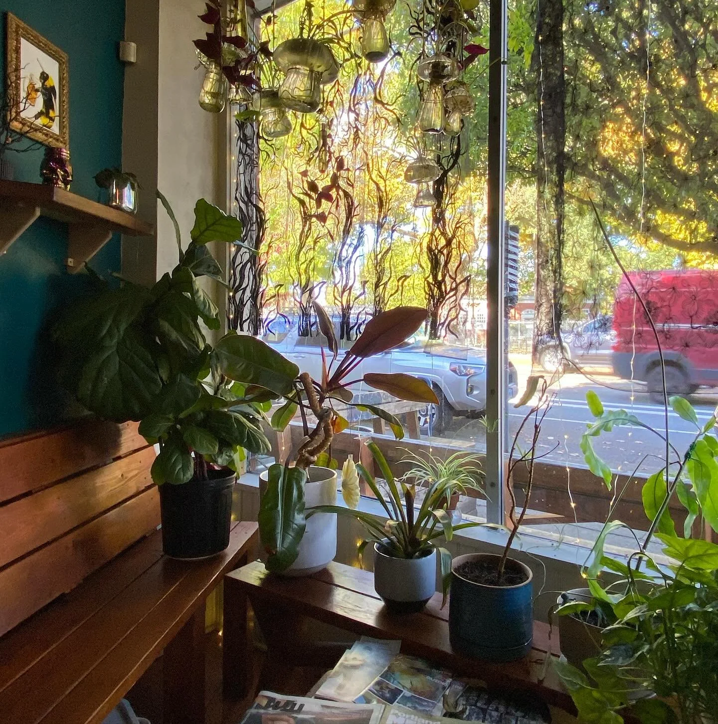 Looking for a cozy (21+) place to unwind? Like tasty pours, craft beers, and good company? @pour_decisions_pdx bottle shop & tap house not only has a fantastic selection of beer (on tap and to-go), they have wine, cider, seltzers, and NA options