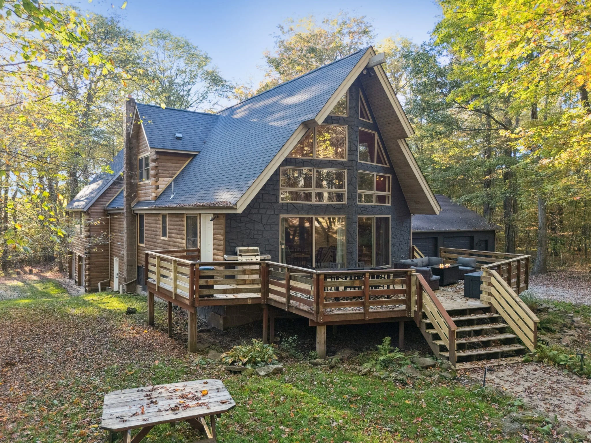 Black fern cabin in the heart of the laurel highlands, 7 bedroom, 6 bathrooms, sleeps 20