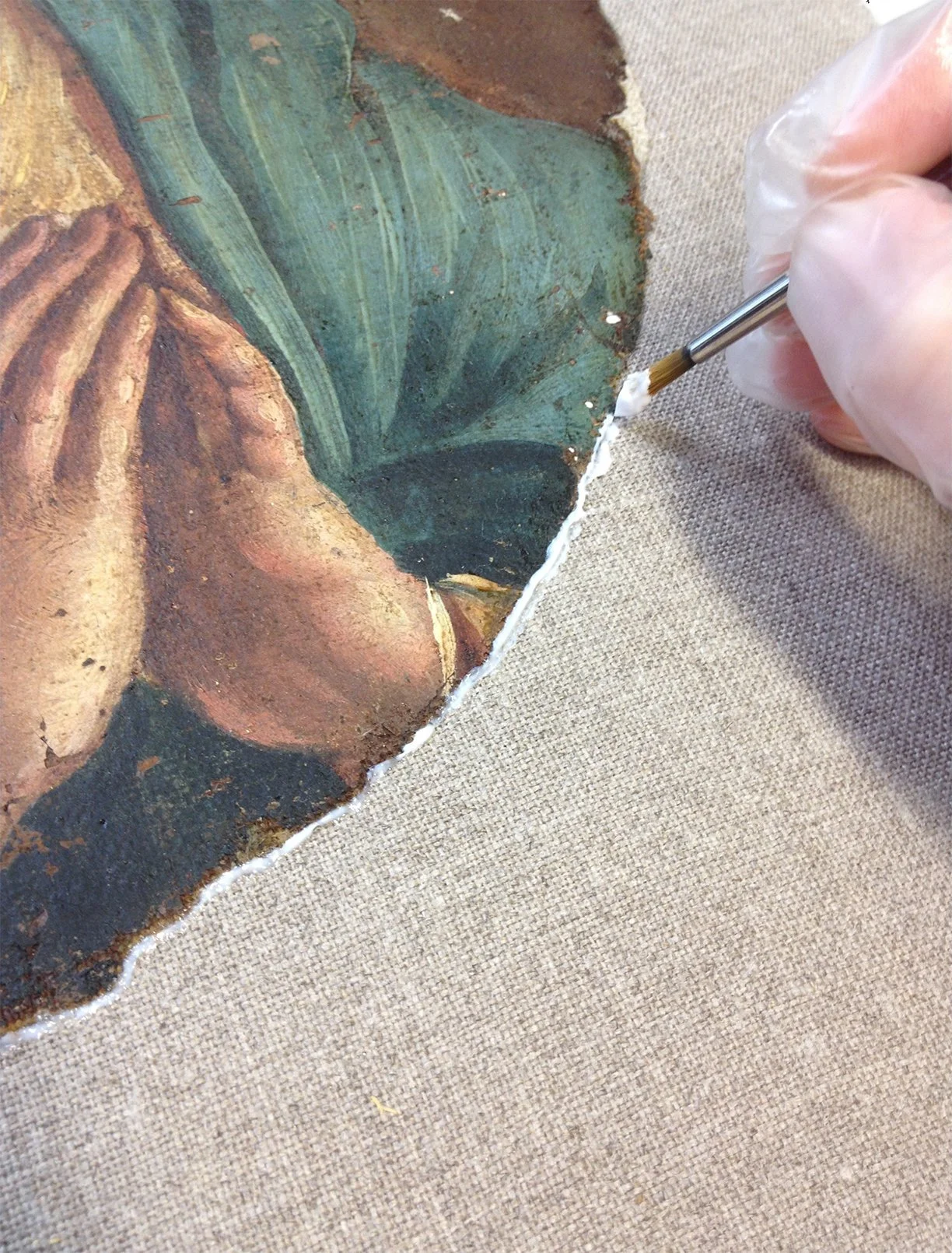 The process of application of an Acrylkleber 498 HV band around the entire painting.