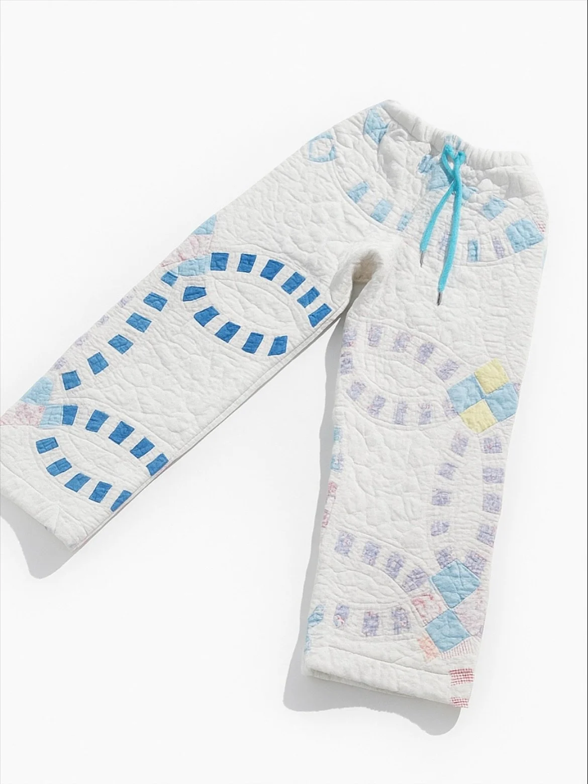 quilt pants ✨ my new favorite obsession to make. 

I&rsquo;ve been editing the video tutorial for this pattern for the last 2 days, and it&rsquo;s almost ready!! Going to be calling for testers hopefully next week, so keep an eye out 👀