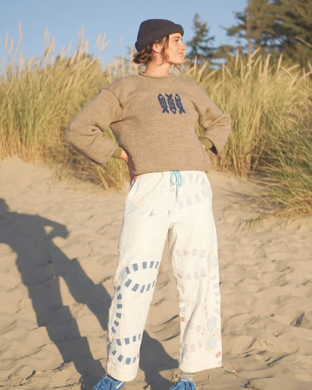 Just wanted to take a moment to admire these quilt pants and sardine sweater I made!! Felt they deserved to live on the grid ✨

Pant Pattern- Pacific Pants in Size 6 #pacificpantpattern 
Sweater Pattern- The Mathilda Sweater in Medium