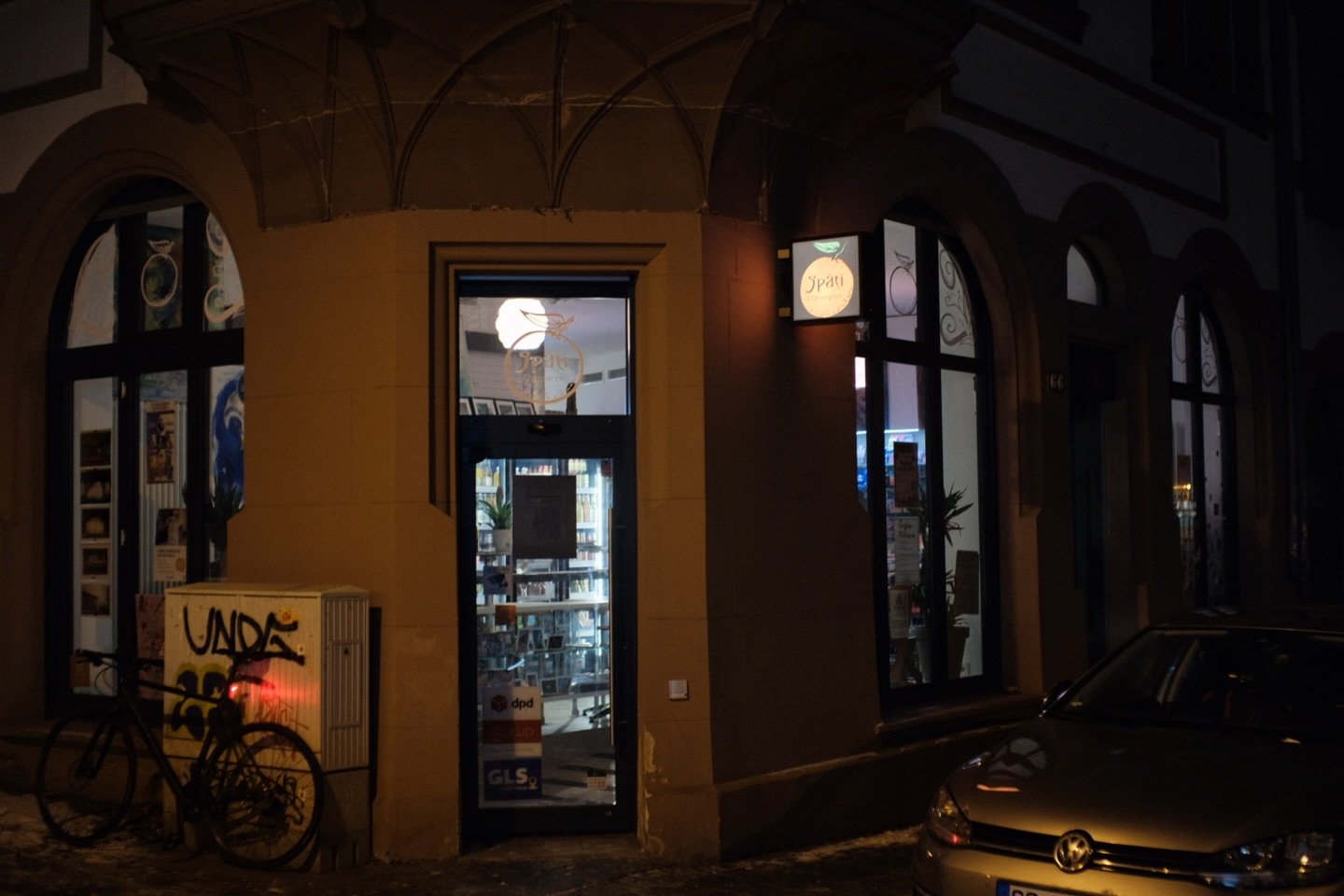 Du brauchst einen Drink f&uuml;r den sp&auml;ten Durst? 🍻

Wir haben auch im neuen Jahr wie gewohnt f&uuml;r euch ge&ouml;ffnet: 

Mo:  9:30 - 22:00
Di:  9:30 - 22:00
Mi:  9:30 - 22:00
Do:  9:30 - 00:00
Fr:  9:30 - 00:00
Sa:  12:00 - 00:00
So:  14:0