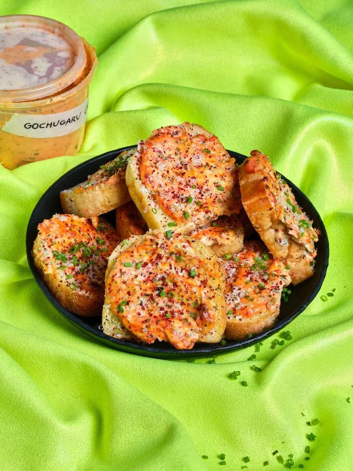 korean cream cheese garlic bread for people who have things to do2.jpg