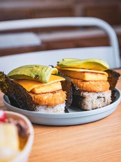 🌴 weekends are better here at Aloha Kids &mdash; we got what you need on the table. #alohakidsla #bruhch #labrunch #goodeats #laeats #losangeles #laca&ntilde;adaflintridge #hawaiianfood #aloha #musubi