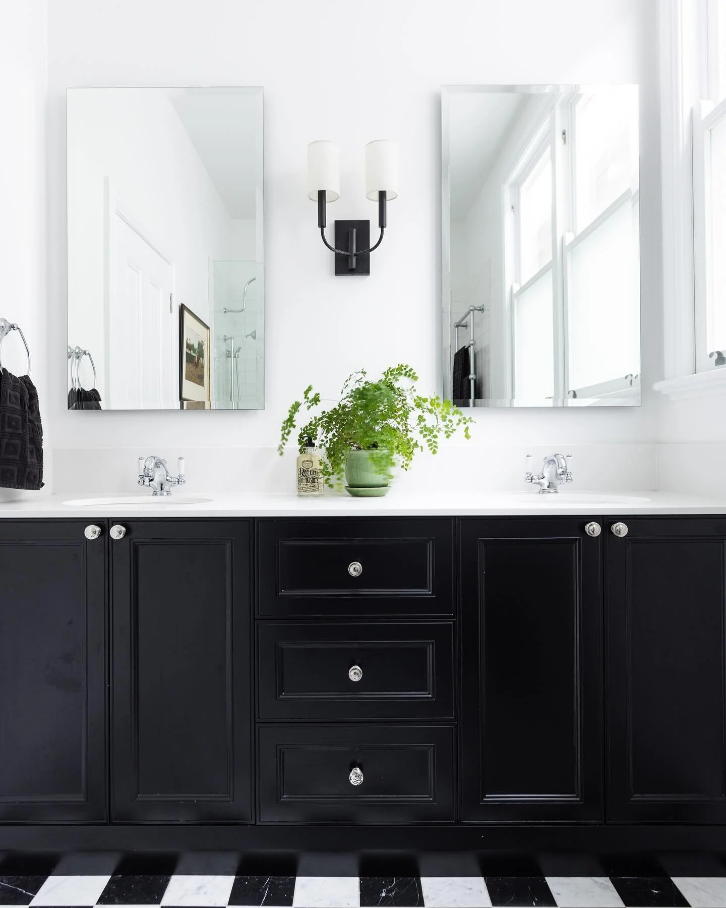 Classic black and white bathroom from our KHYBER project

@jt.construct 
@streamlined_kitchens 
@theplumbersguild 
@box_electrical