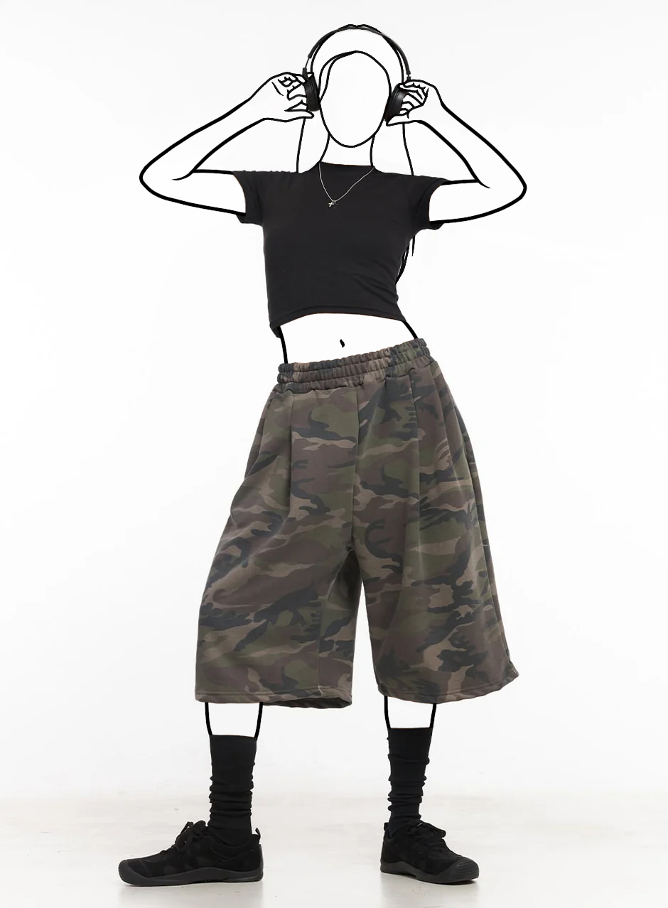 Maskáčové oversize šortky s pukmi