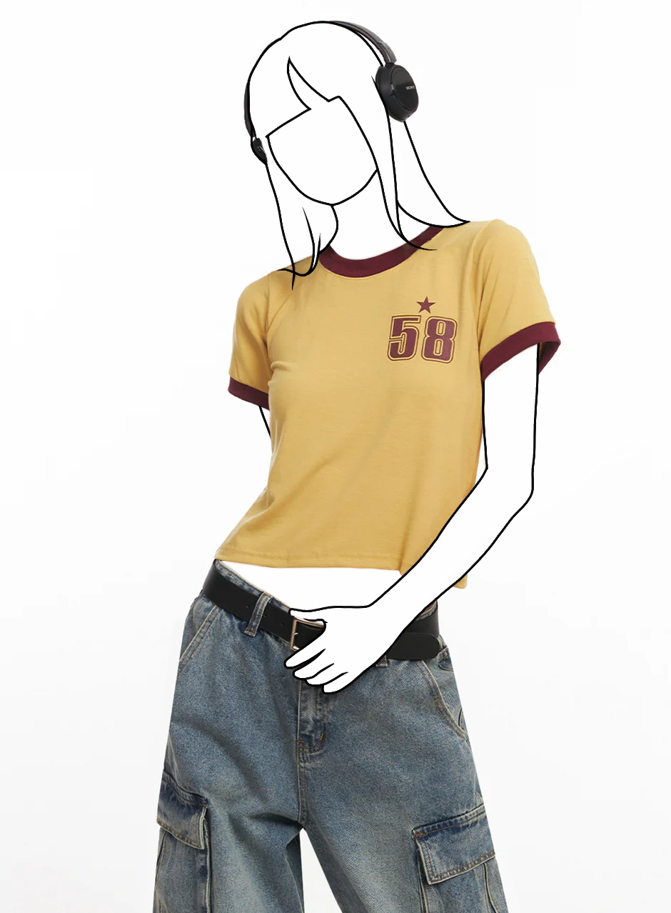 Crop top s grafikou čísla a hviezdy