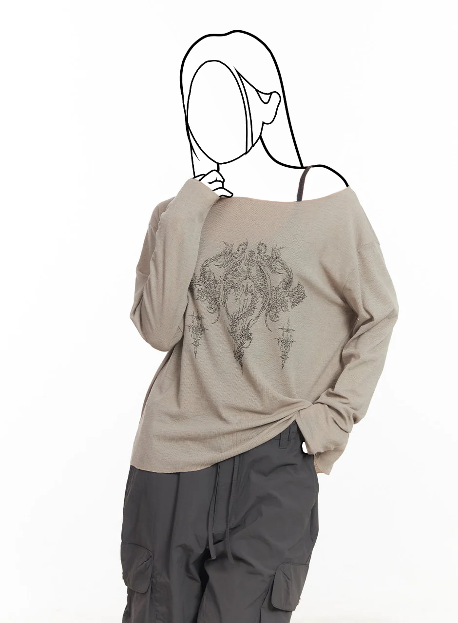 Voľný top s grafikou a odhalenými ramenami