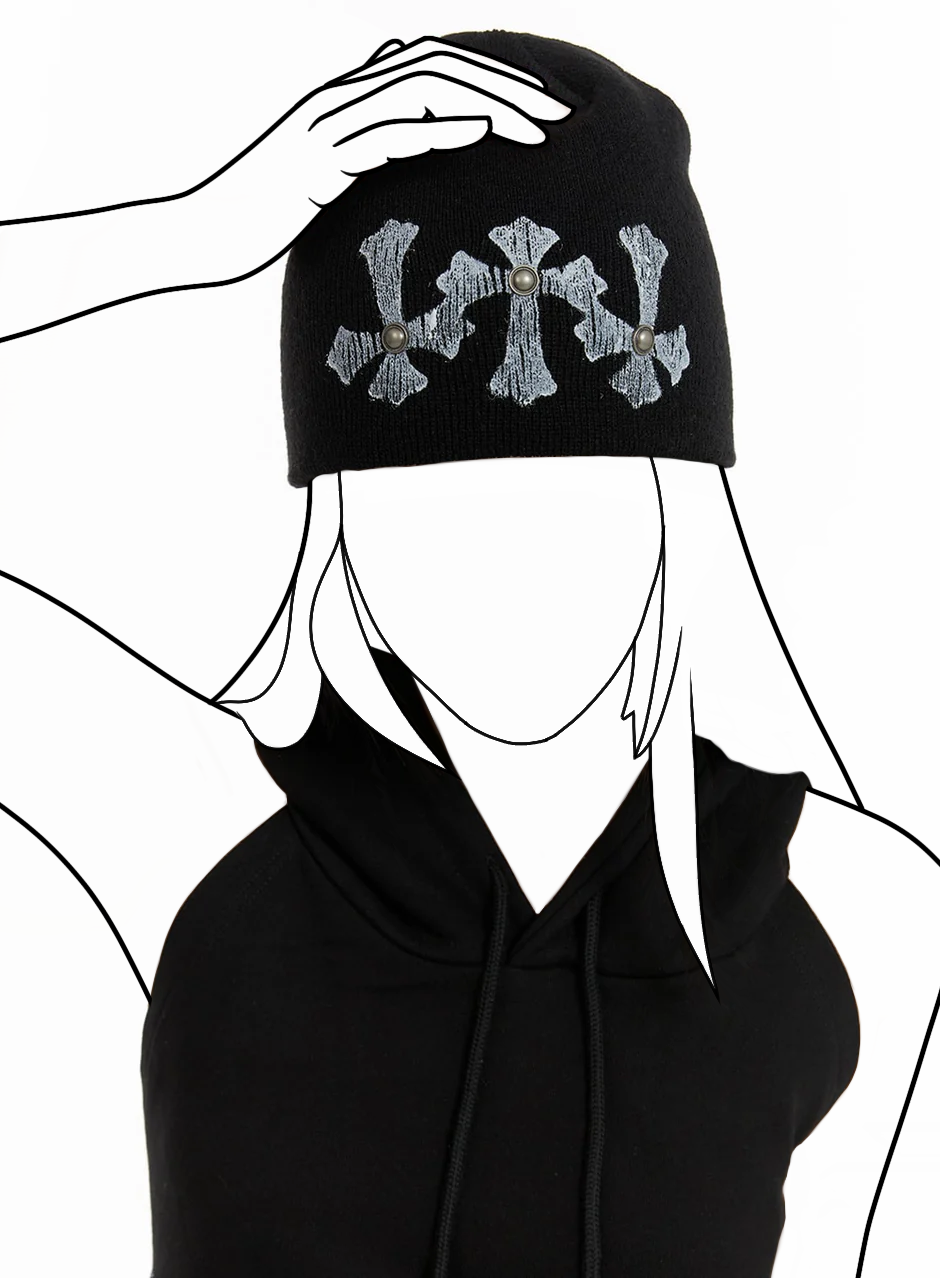 Tmavá grunge čiapka s grafikou a cvokmi