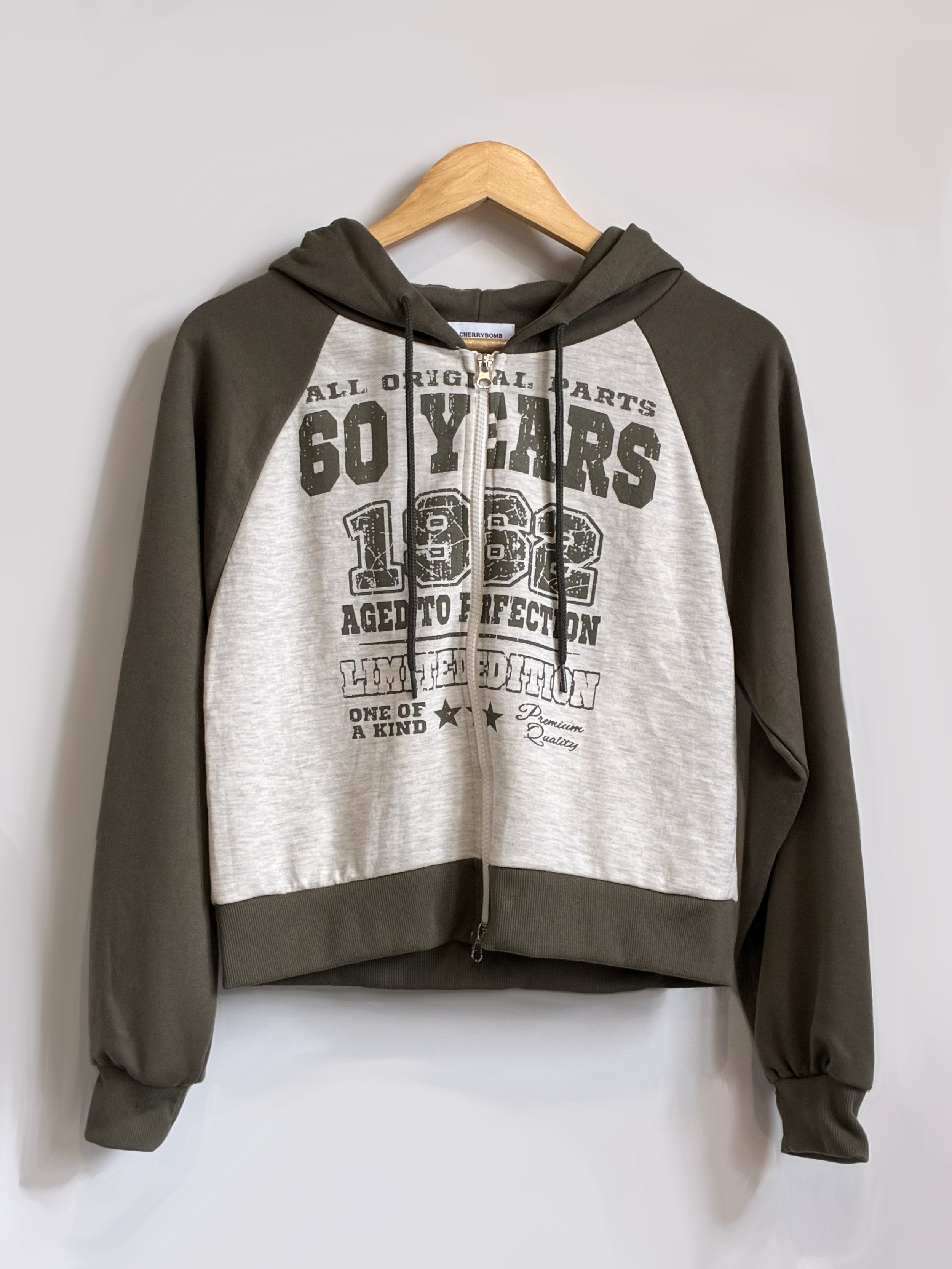 Štýlová varsity mikina na zips s kapucňou
