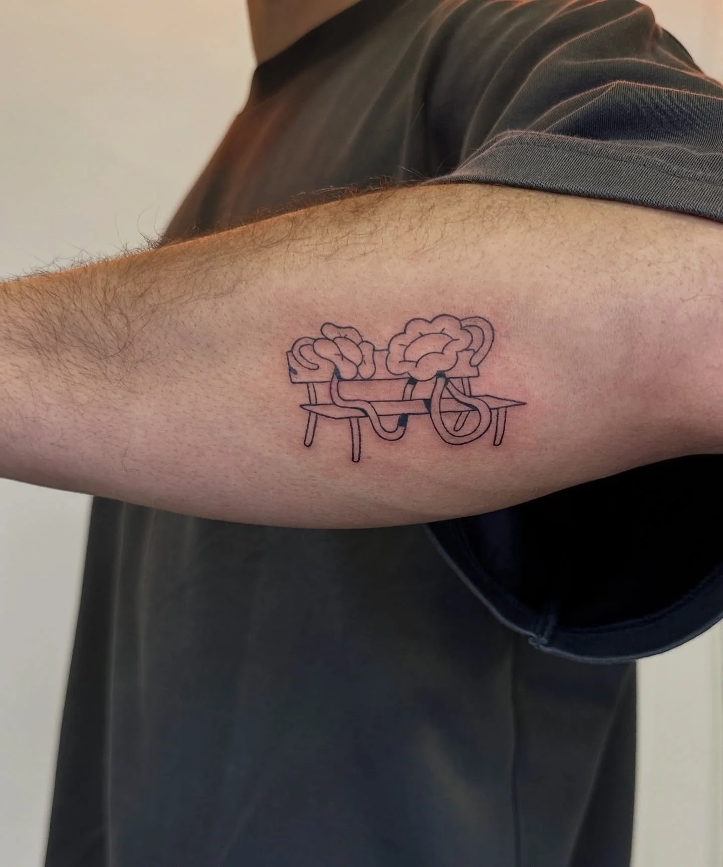 Merci Louis 🌼🌸
Booking : 💌 DM 
&bull;
&bull;
&bull;
&bull;
#minimal #flower #paristattoo #tattooparis #tattooidea #tatouage #cartoon #fineline #paris