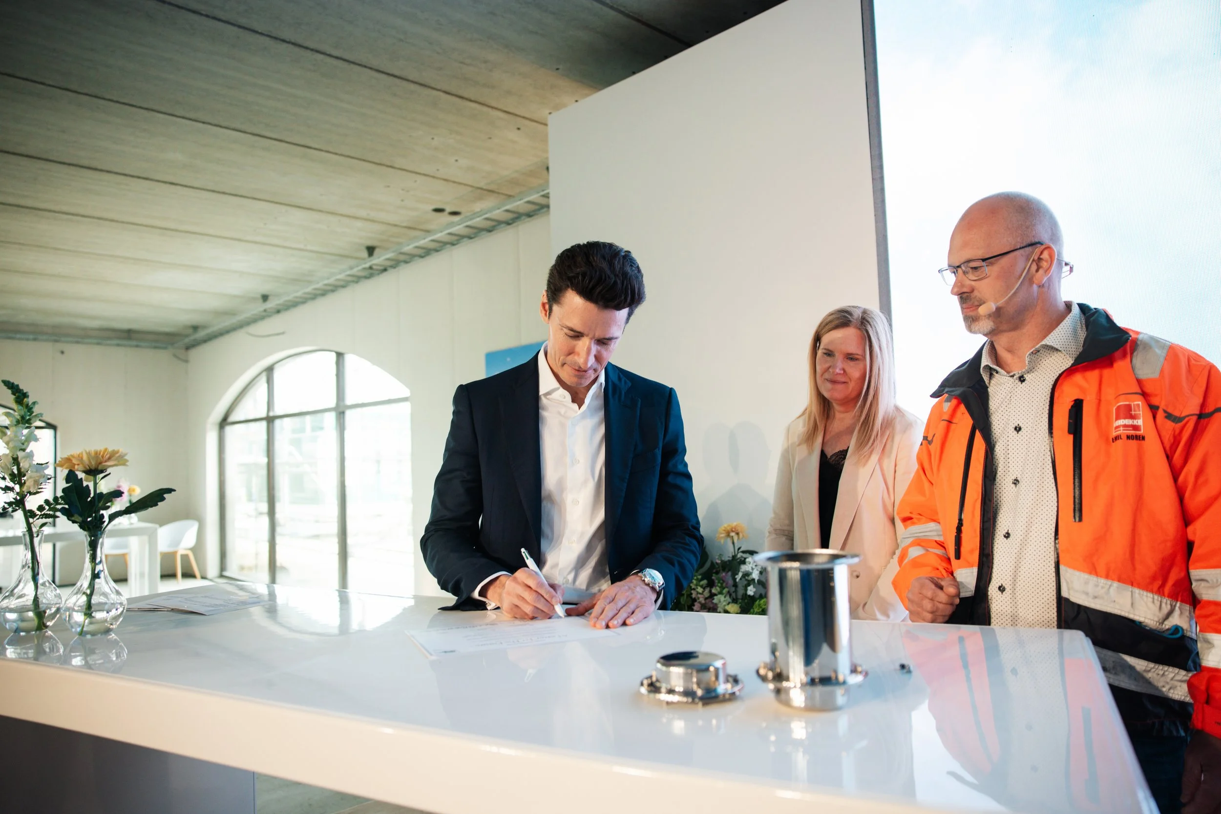 Topping Out Ceremony_Speeches & Signing_5.jpg
