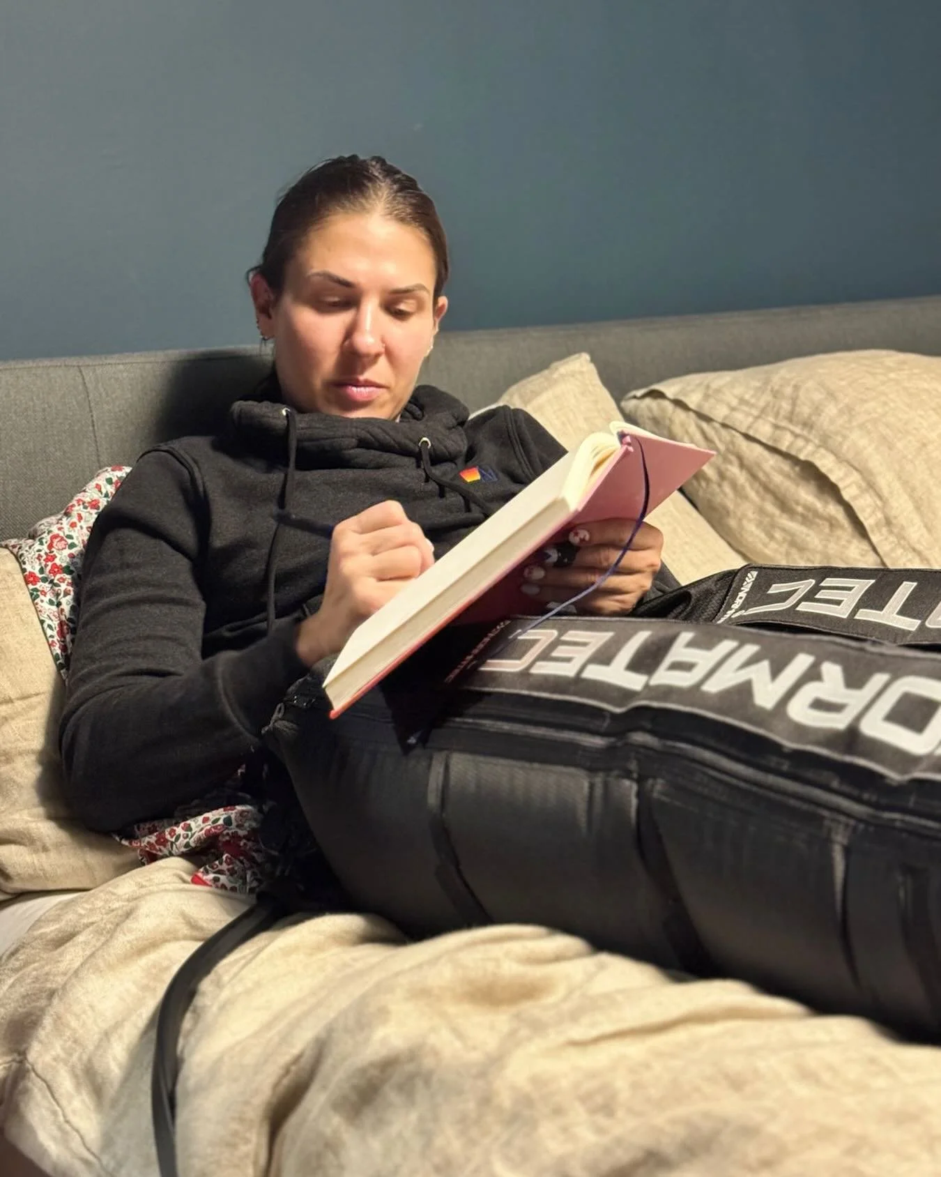 As a therapist who’s worked in the sports space for years, one thing I know for sure: your mental recovery after a race is just as important as your physical one.
Marathon training is more than mileage — it’s a mental marathon in it