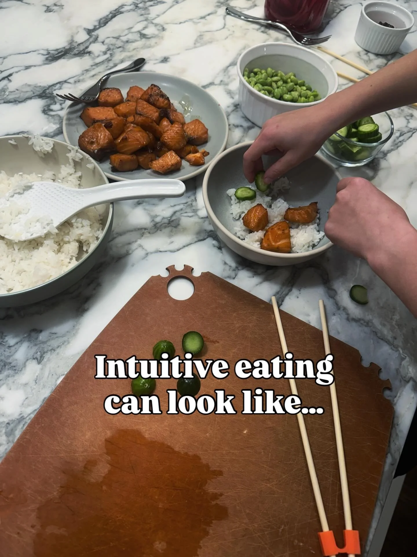 Family dinner, no pressure edition.

Everyone builds their own bowl.
Everyone listens to their own body.
Everyone gets to decide what feels right for them.

Some kids add more rice.
Some try a new veggie.
Some stick with what feels safe today.

No pr