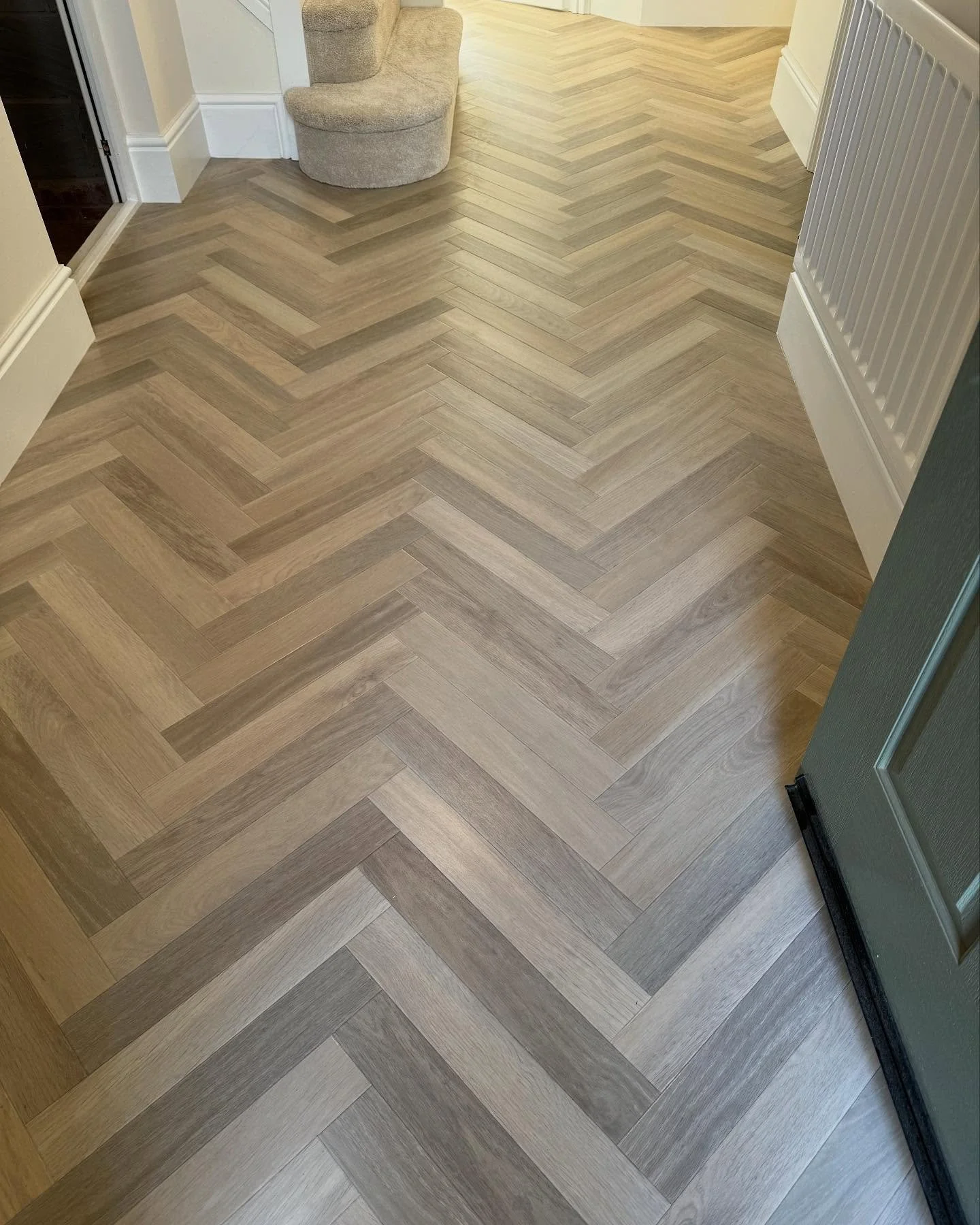 karndean - Perfect for Every Room

Whether it&rsquo;s a spacious kitchen, a cozy living room, or an elegant hallway, Glacier Oak enhances the ambience of your home. The light, neutral tones create an airy feel, making your rooms look larger and more 