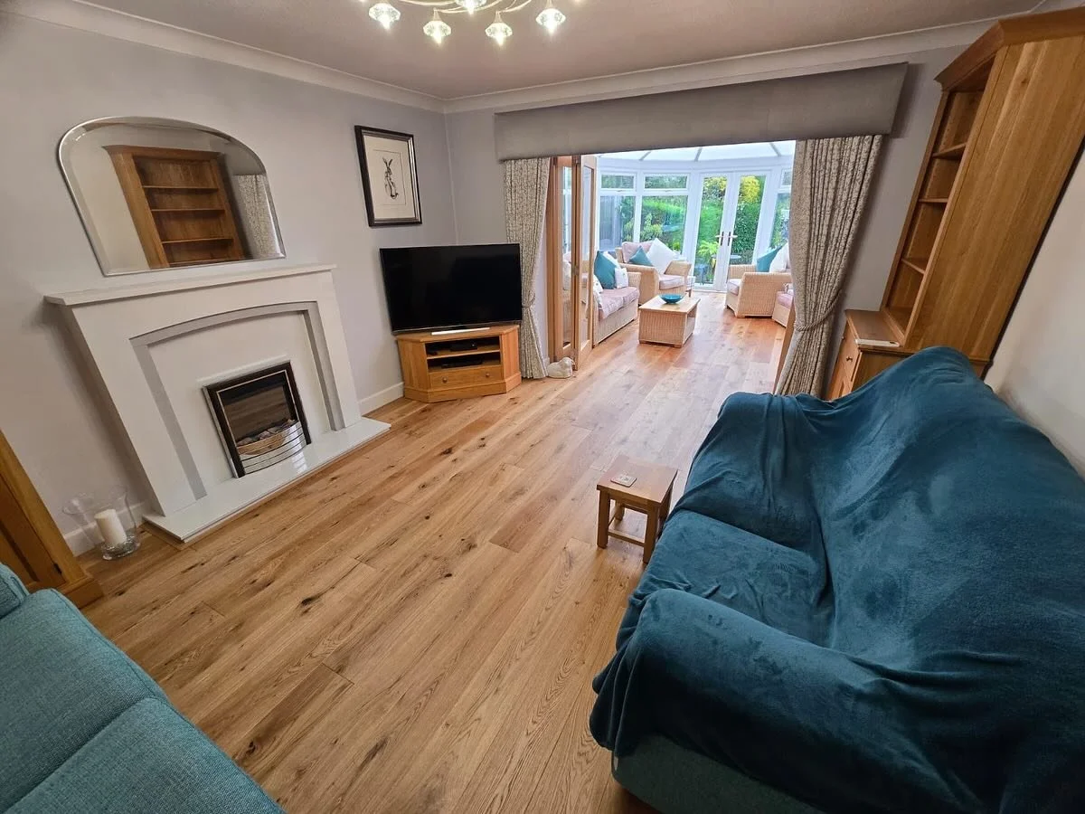 ✨ V4 AL101 Brushed Oak & Lacquered ✨
Natural oak beauty with a smooth lacquered finish — adding warmth, texture, and timeless style to this space.
Proudly supplied and installed by Floor Trends.
Discover more at 👉 www.floortrends.co.uk
#