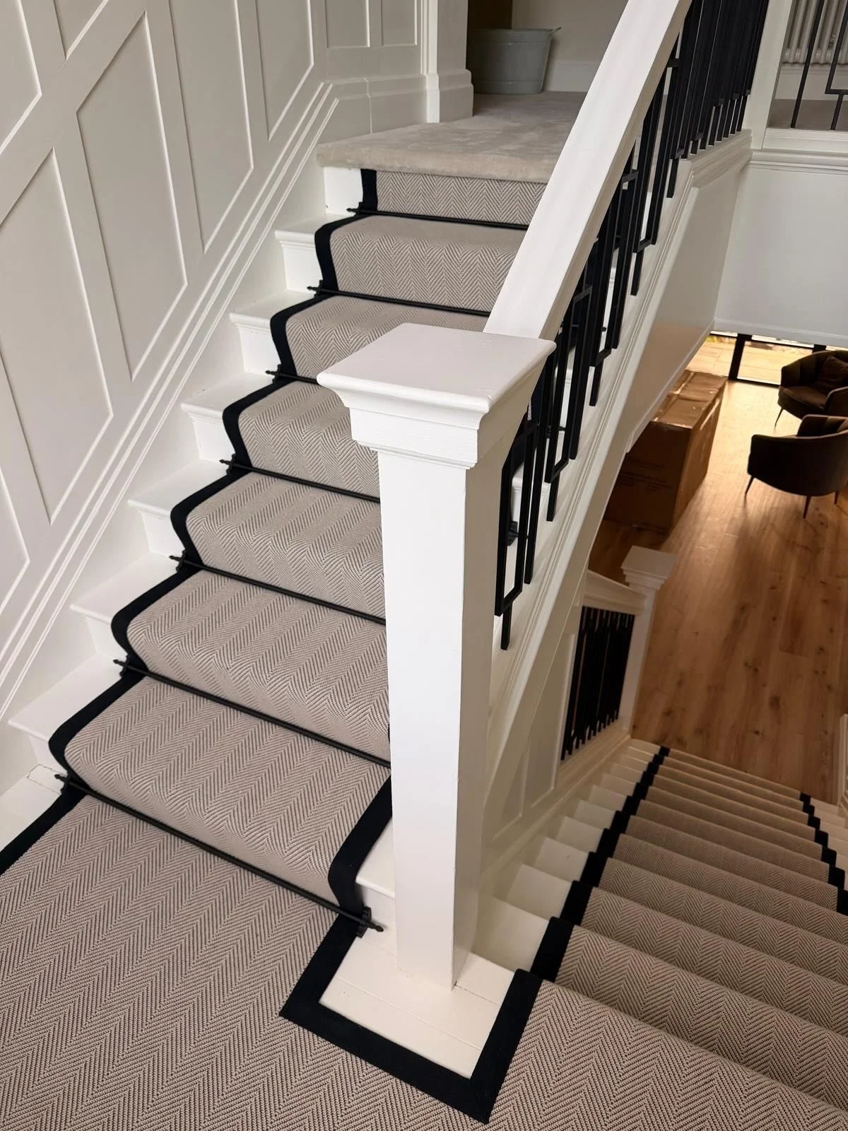 ✨ Brockways Gatsby Herringbone &ndash; Colour: Flapper ✨

Another stunning finish from Floor Trends in Solihull! We&rsquo;ve expertly fitted the Brockways Gatsby Herringbone in Flapper to this gorgeous Georgian staircase &mdash; enhancing the home wi