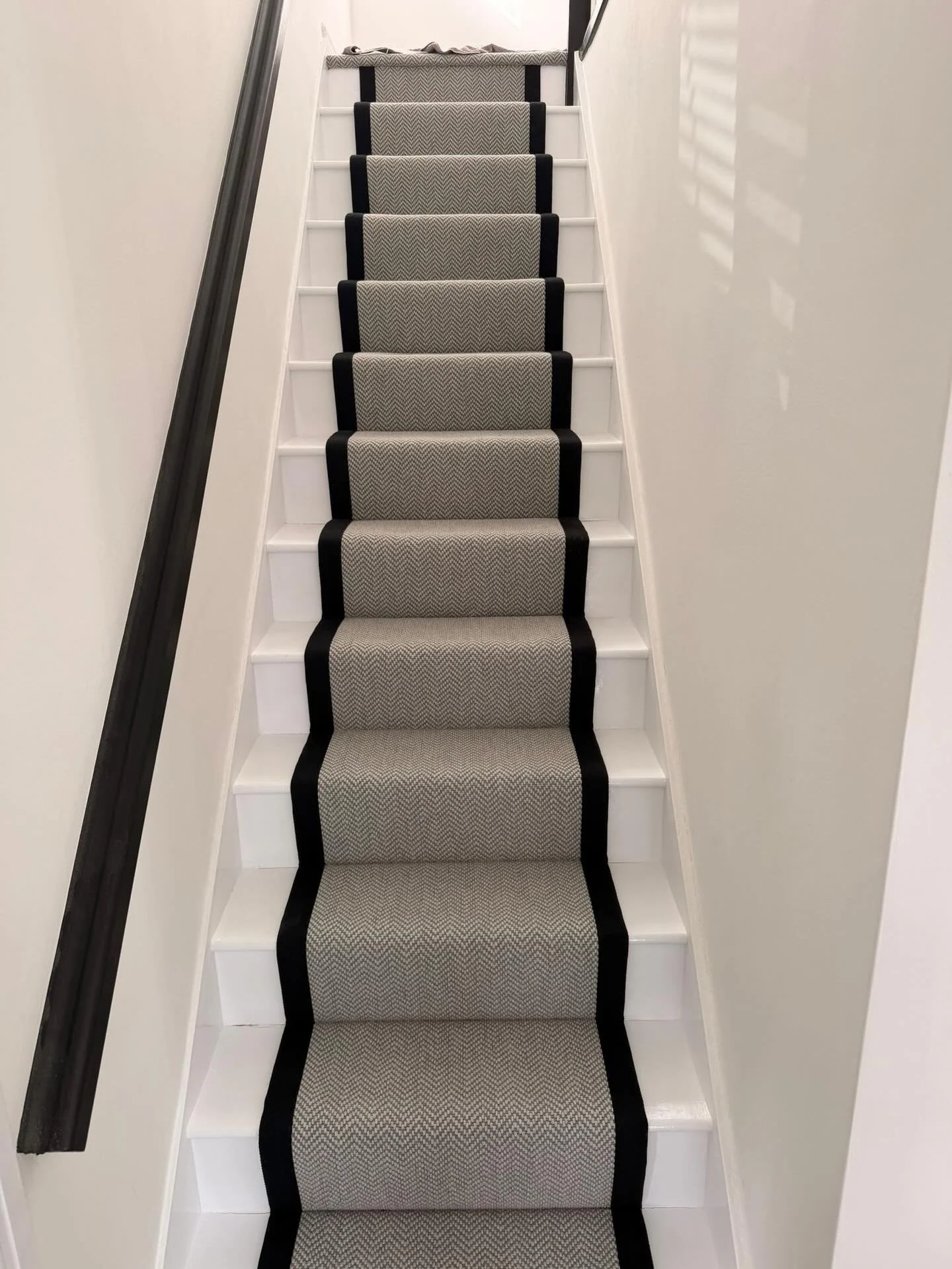 A staircase, but make it a statement 🖤

This Lewis Abbott herringbone carpet instantly transforms this space from simple to striking. The soft, textured weave brings warmth and subtle pattern, while the bold black tape edging creates clean lines tha
