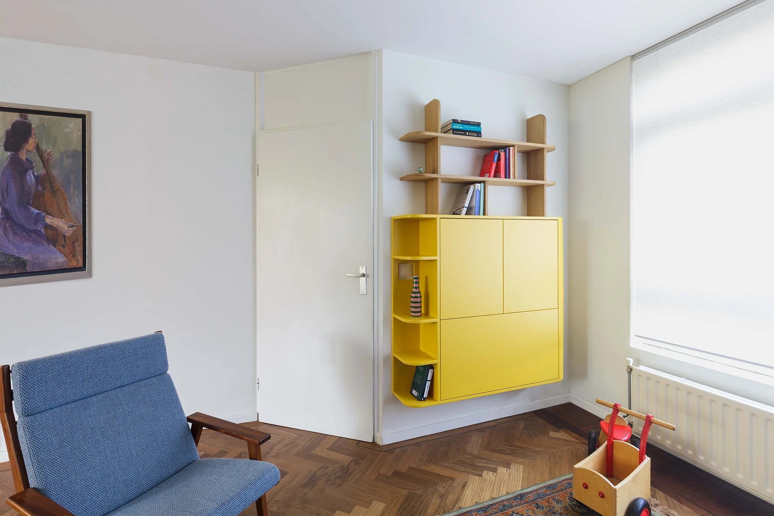 televisie meubel gespoten mdf in geel met boekenkast en klep