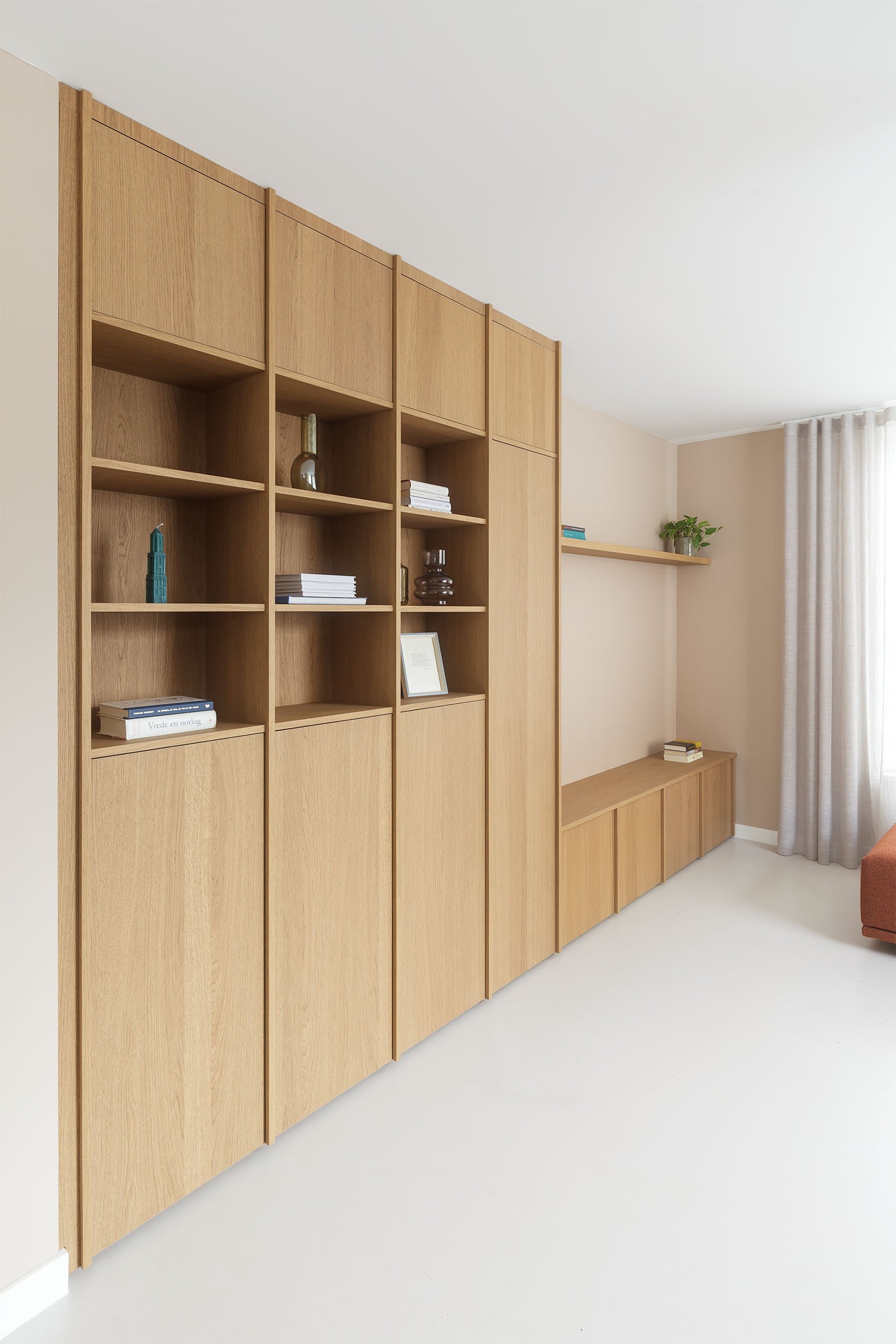 Inbouw kast op maat van eikenhout met open delen