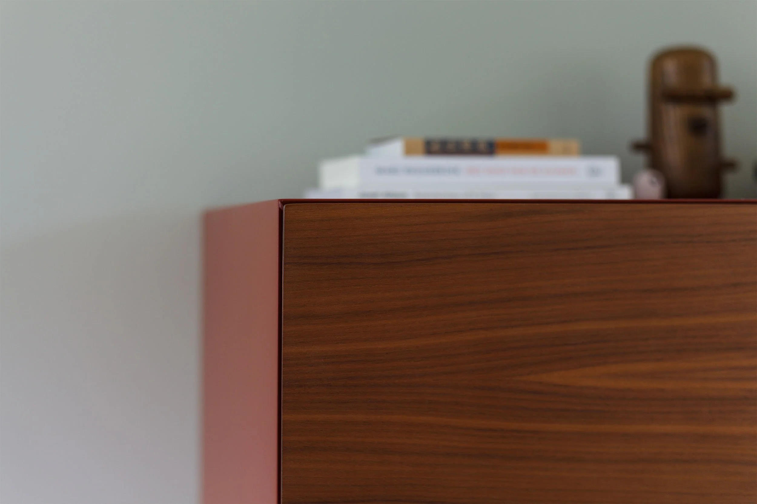 Notenhouten deur van designkast