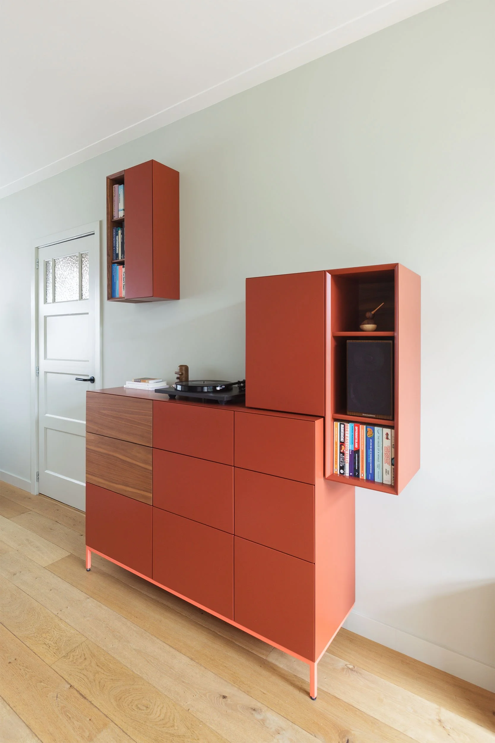 Meubel op maat met ruimte voor platenspeler, speakers en boeken