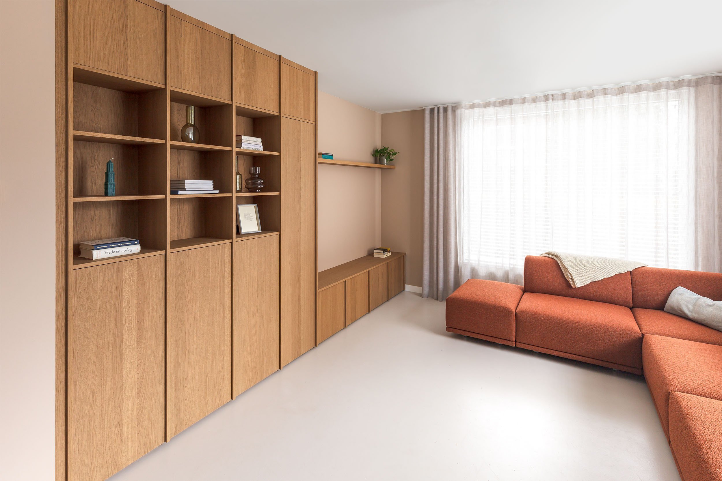 Woonkamer met wandkast op maat en design bank