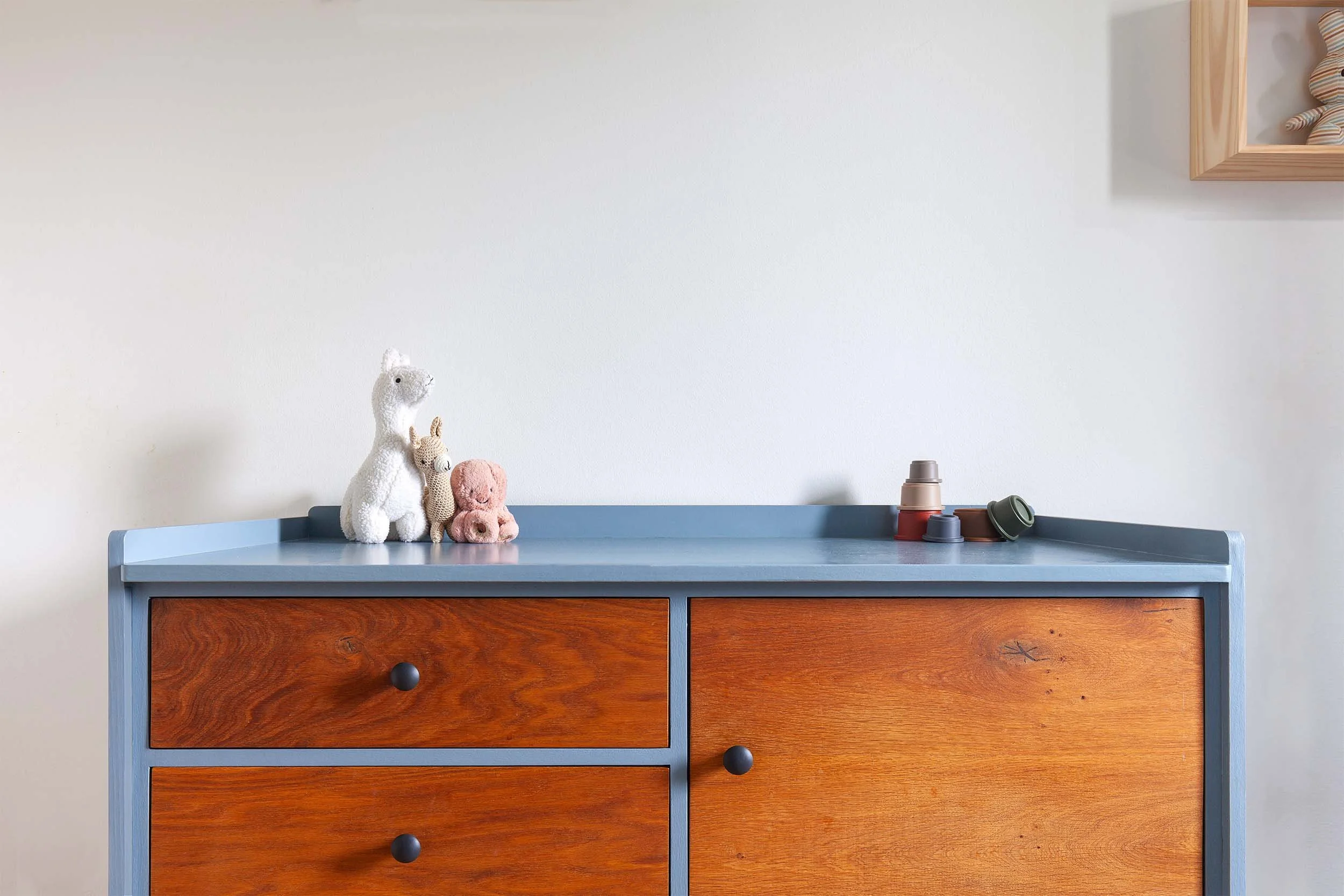 Close-up van kast om baby op te verschonen met eikenhouten deuren