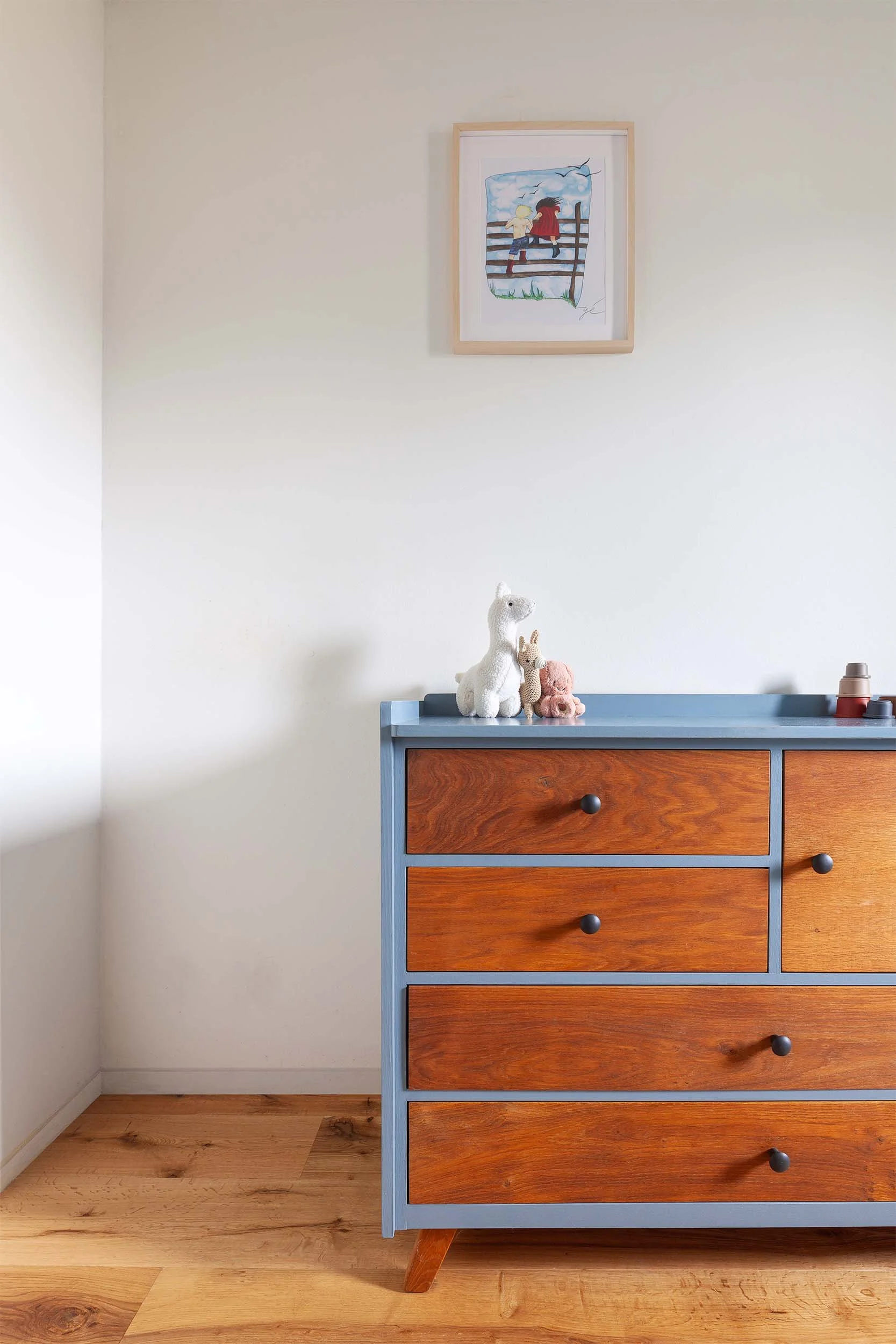 Blauwe kast op babykamer met knuffels