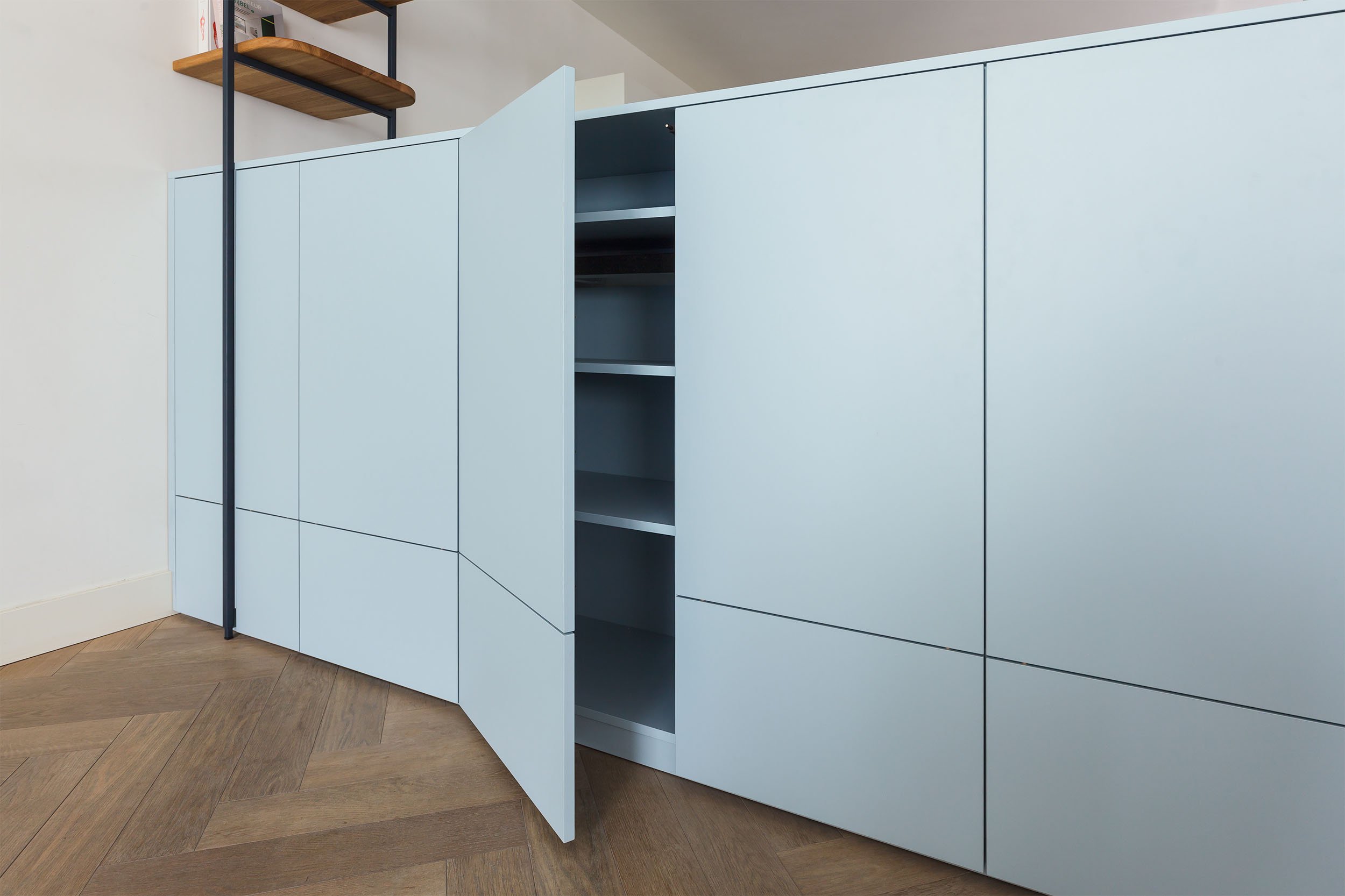 Lichtblauw maatwerk dressoir met open deur