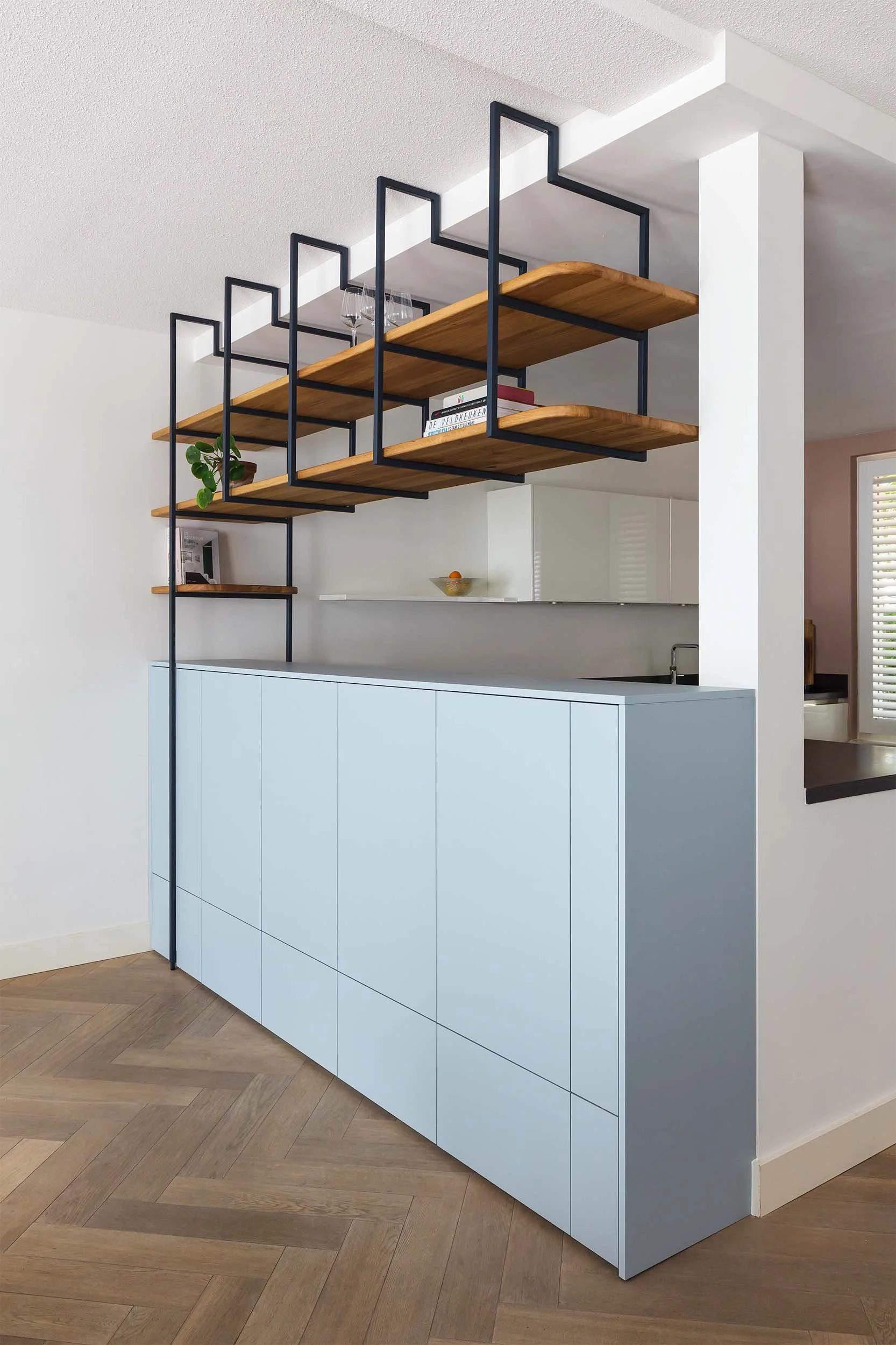 Kast op maat met stalen frame en eikenhouten planken in moderne woning