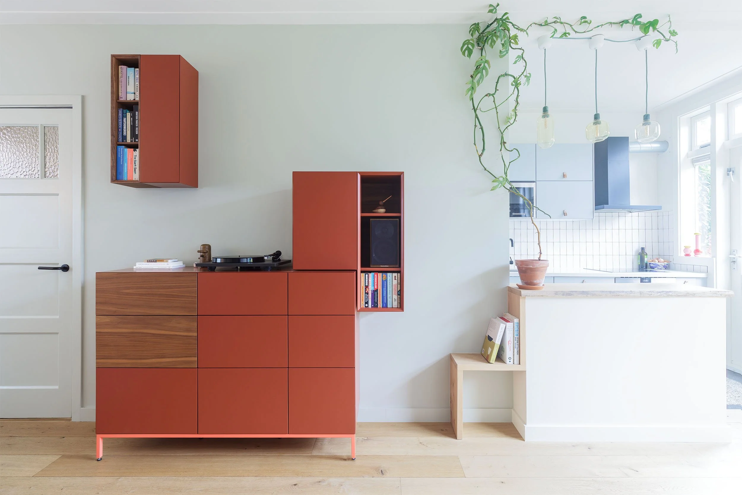 Luxe wandmeubel in woonkamer, rood met roze stalen onderstel