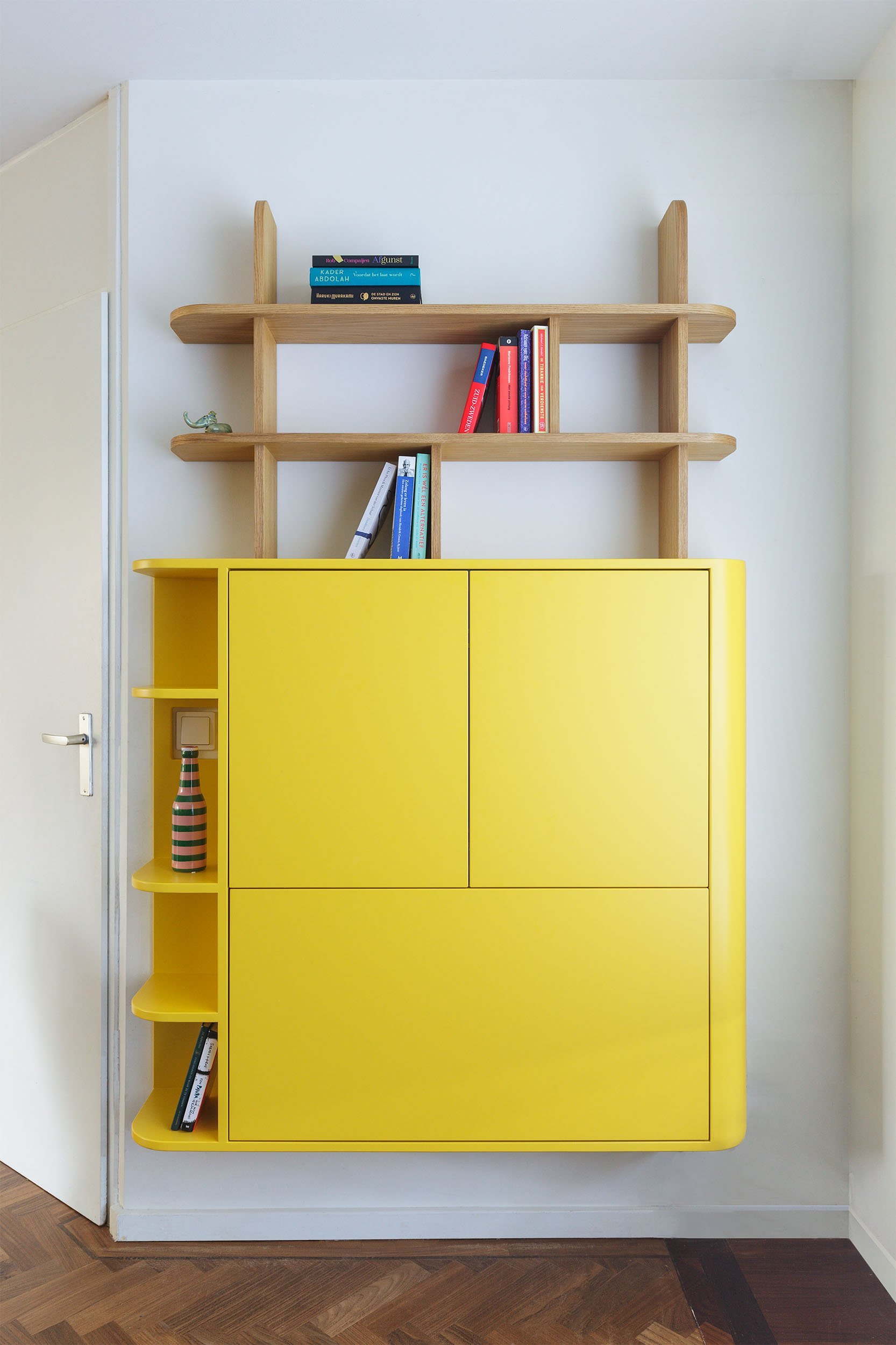 Zwevende wandkast met boeken in open gedeelte